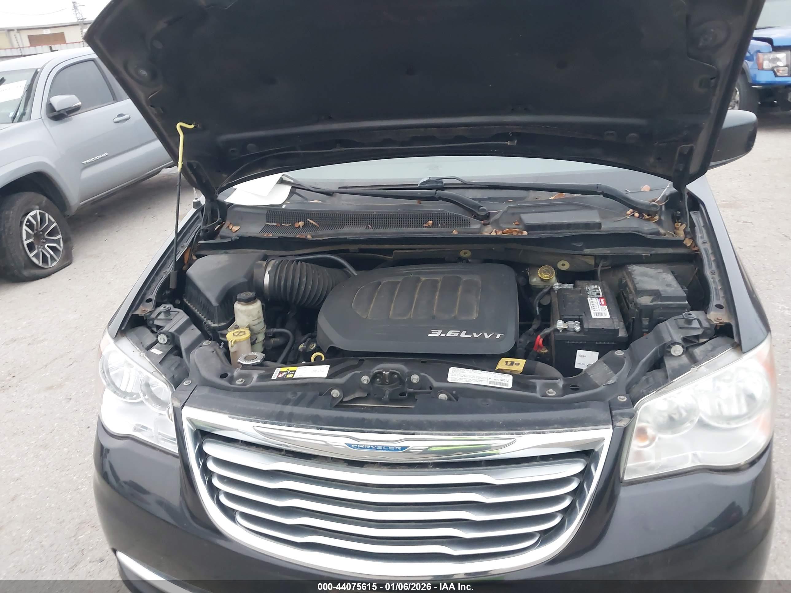 CHRYSLER TOWN image 10