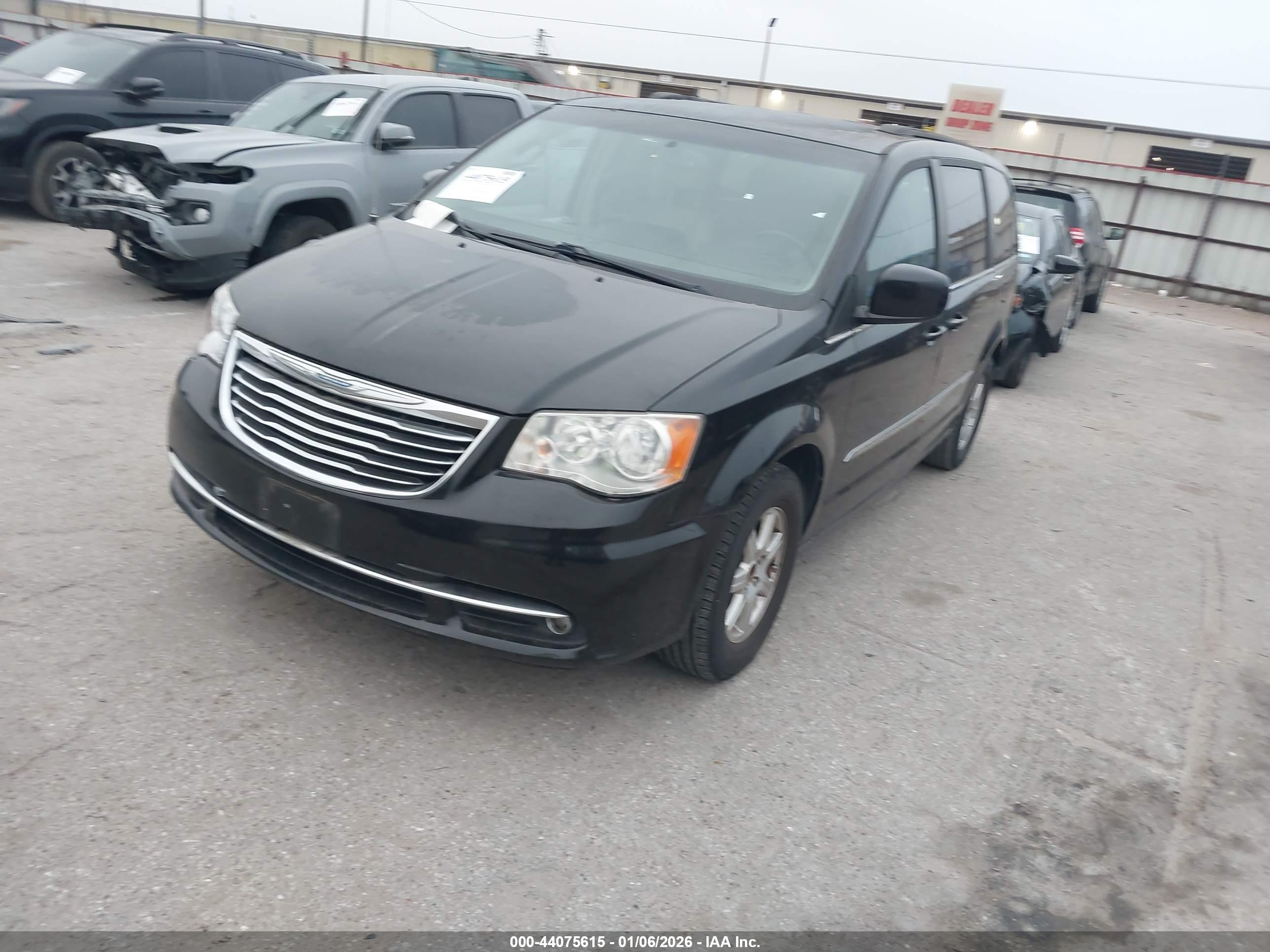 CHRYSLER TOWN image 2