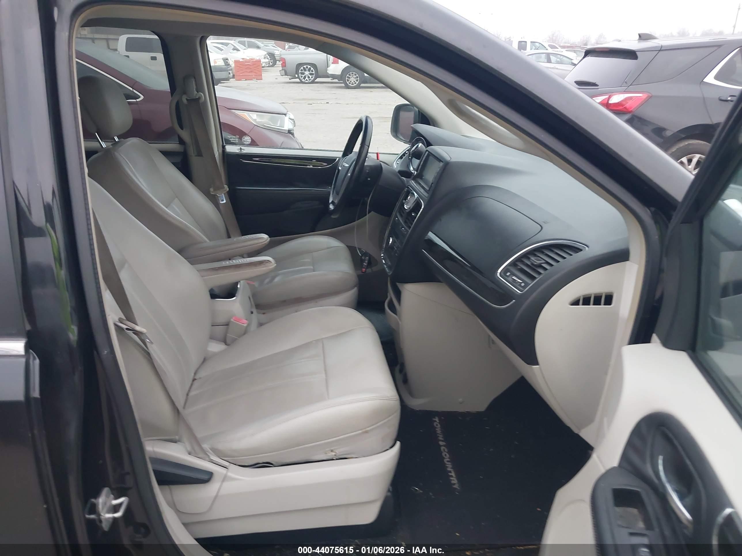 CHRYSLER TOWN image 5
