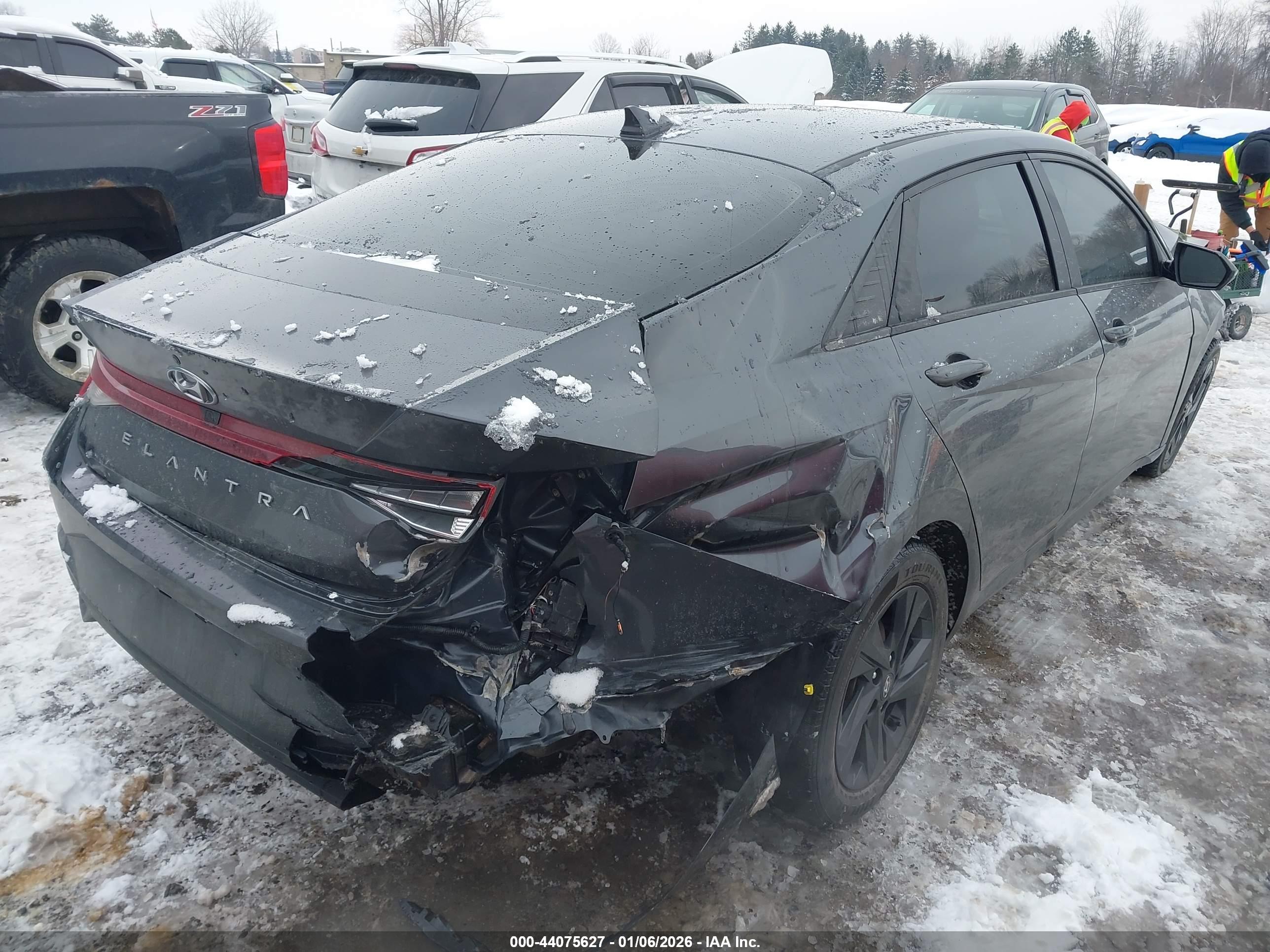 HYUNDAI ELANTRA image 4