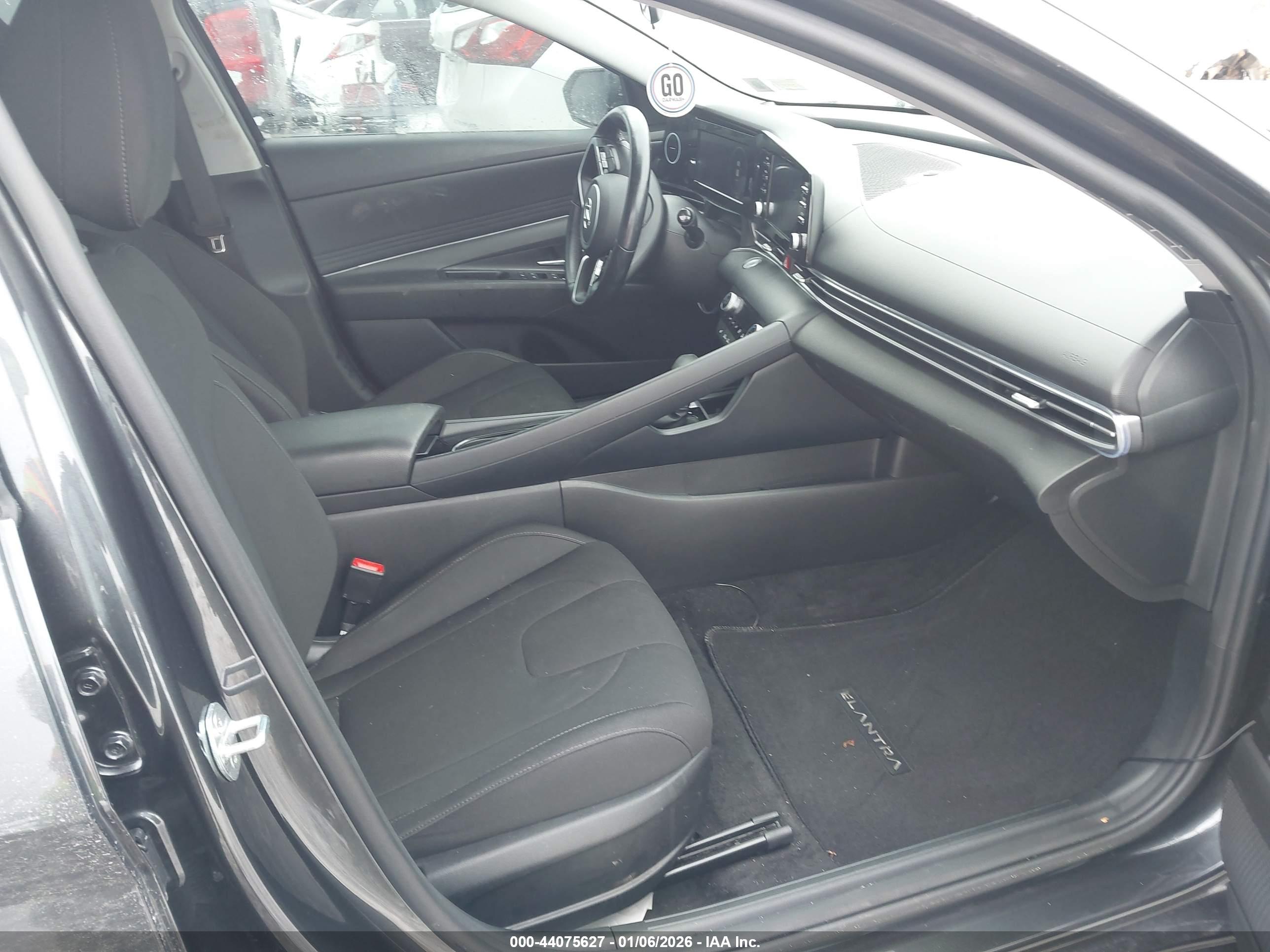 HYUNDAI ELANTRA image 5