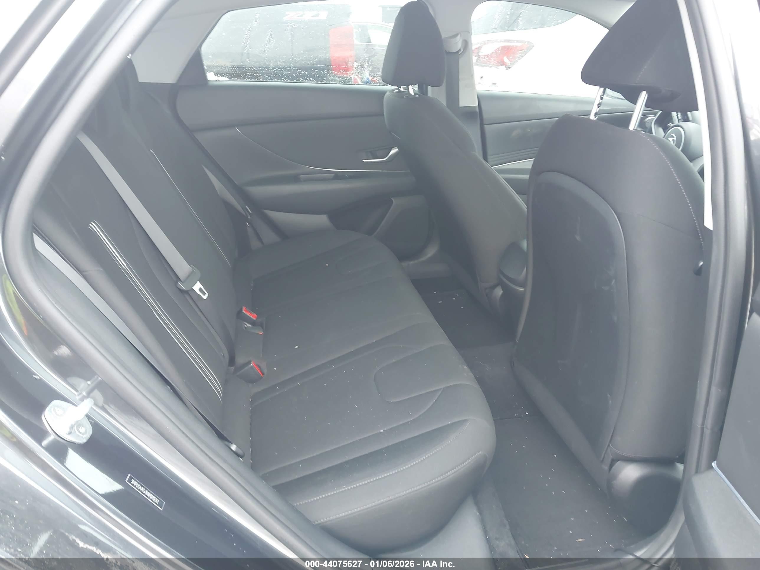 HYUNDAI ELANTRA image 8