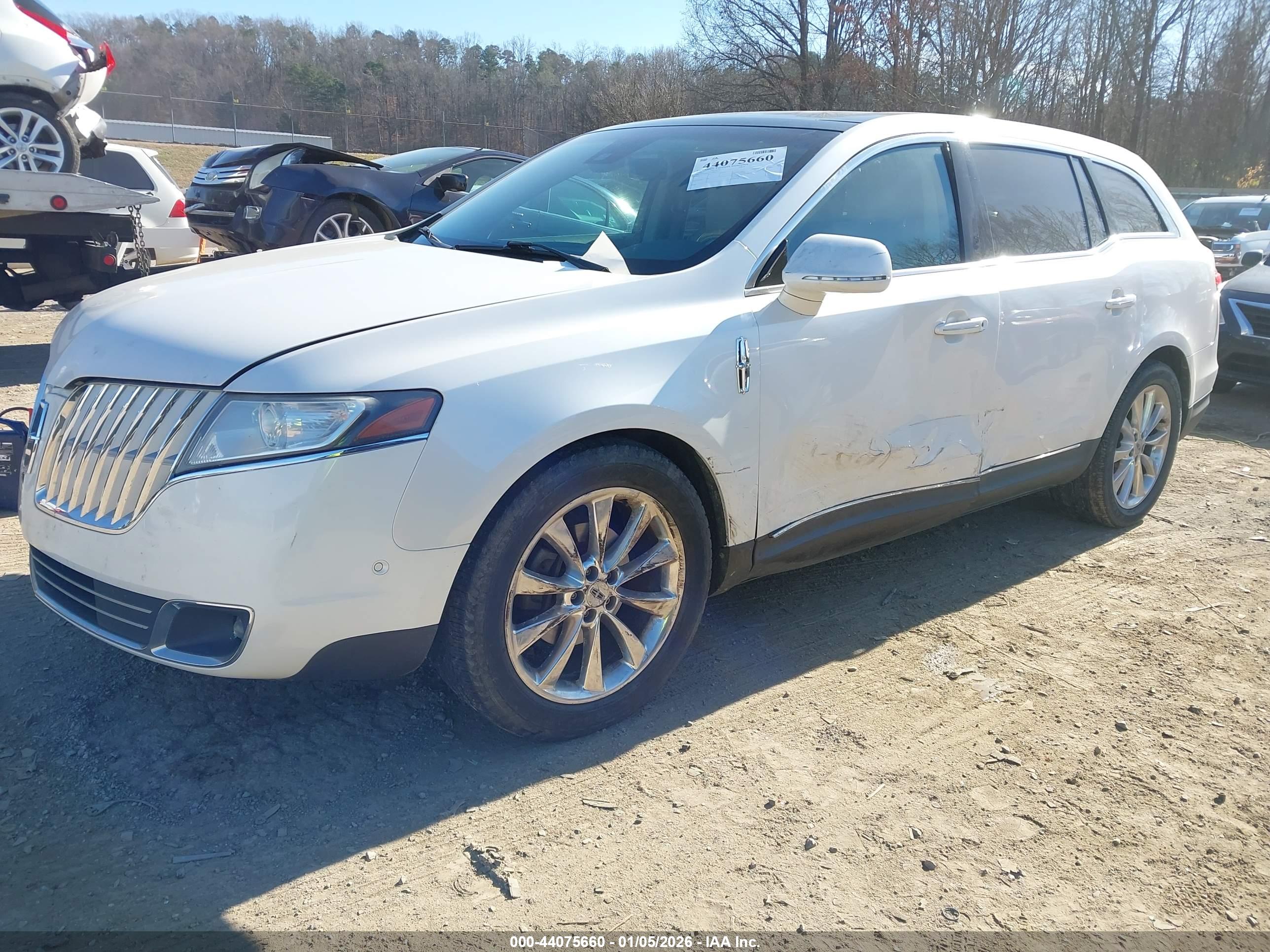 LINCOLN MKT image 2