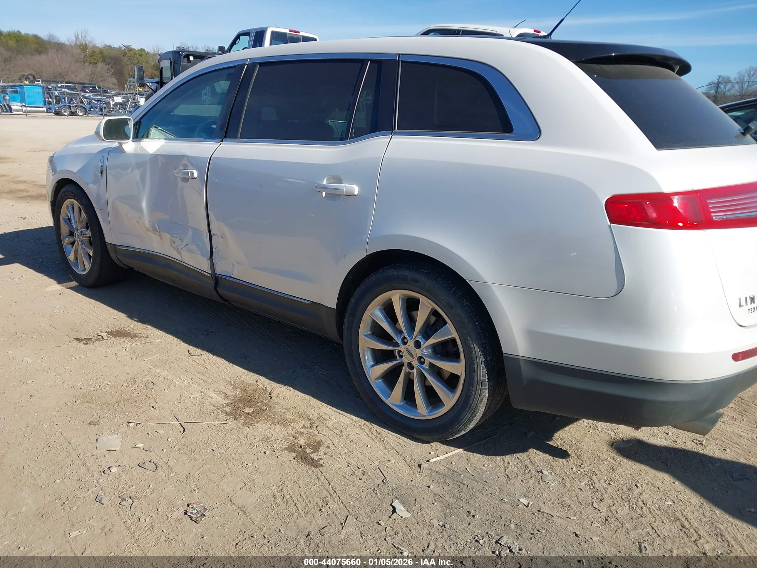 LINCOLN MKT image 3