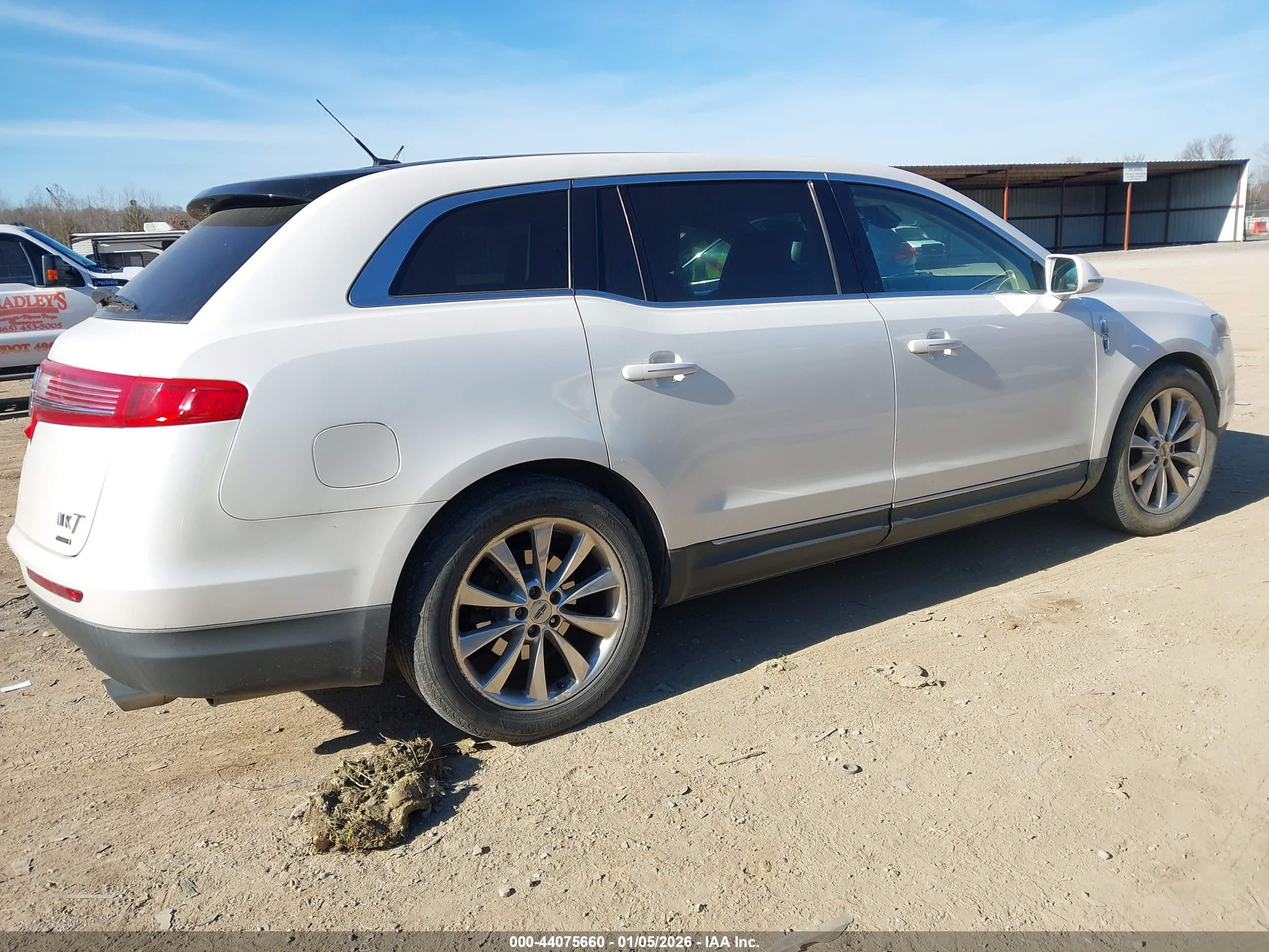 LINCOLN MKT image 4
