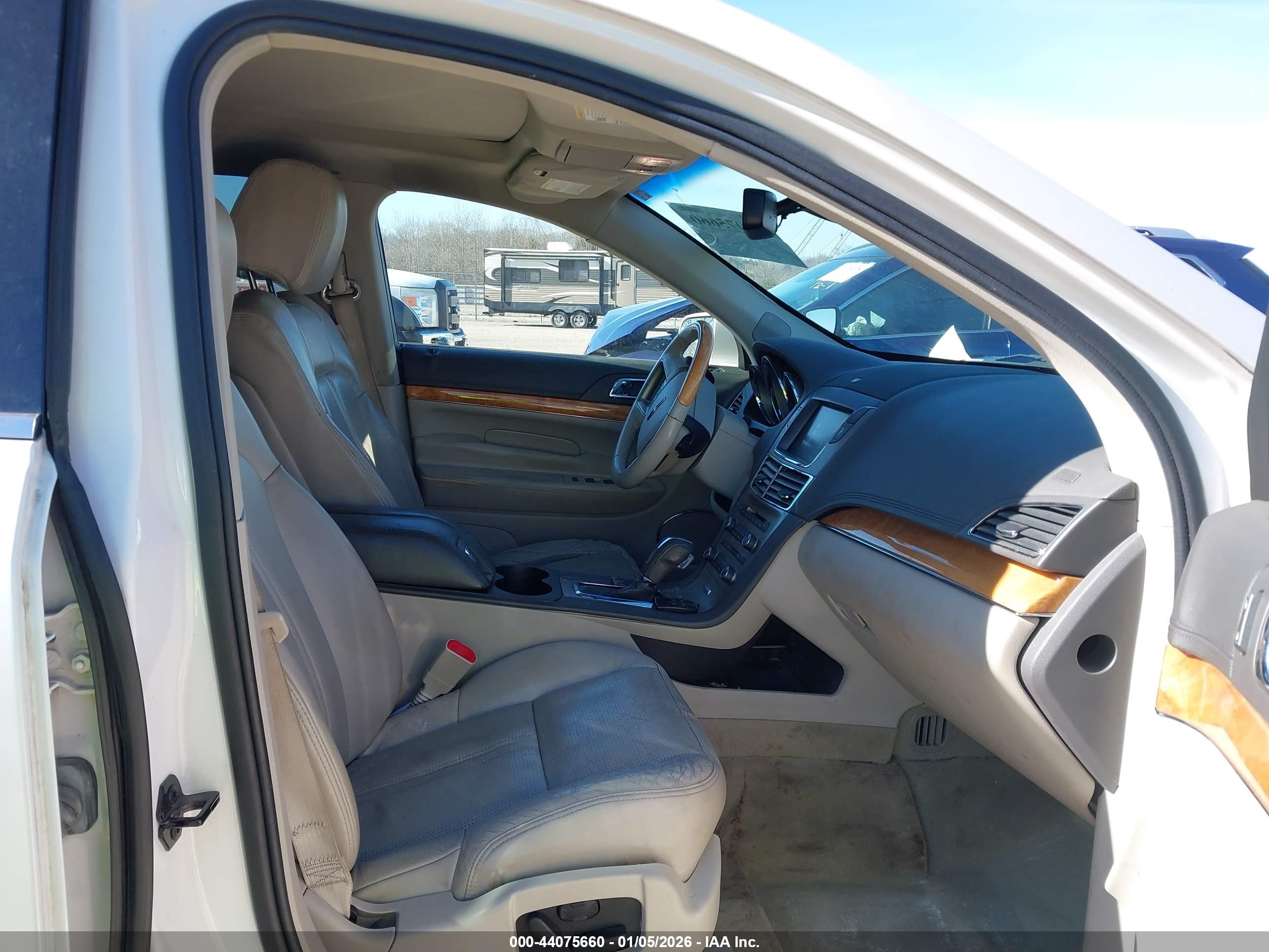 LINCOLN MKT image 5