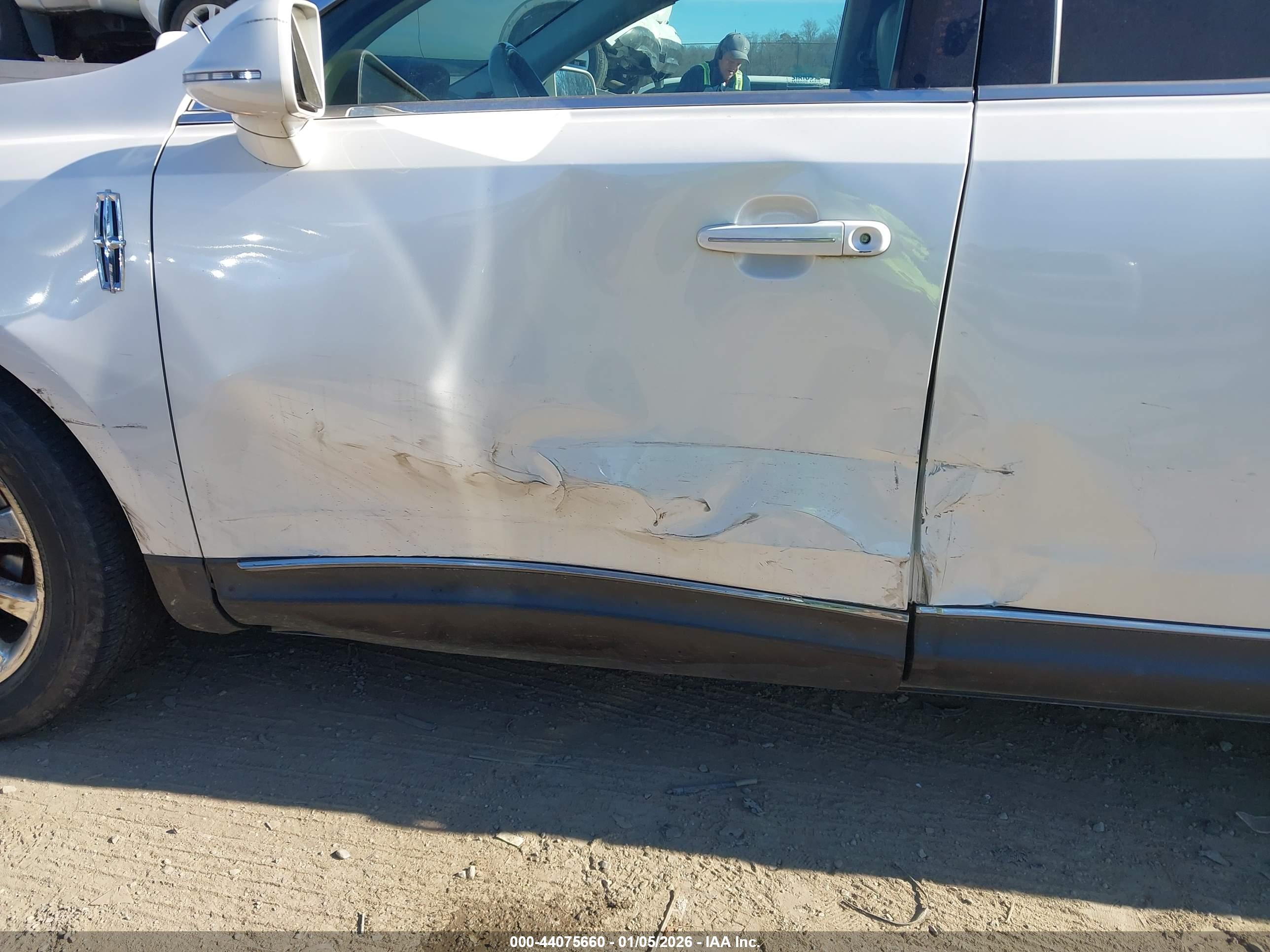 LINCOLN MKT image 6