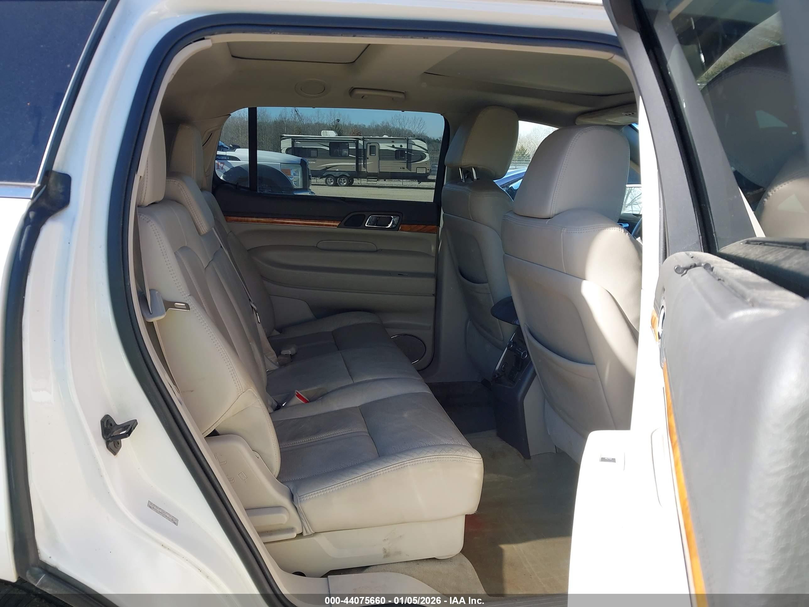 LINCOLN MKT image 8