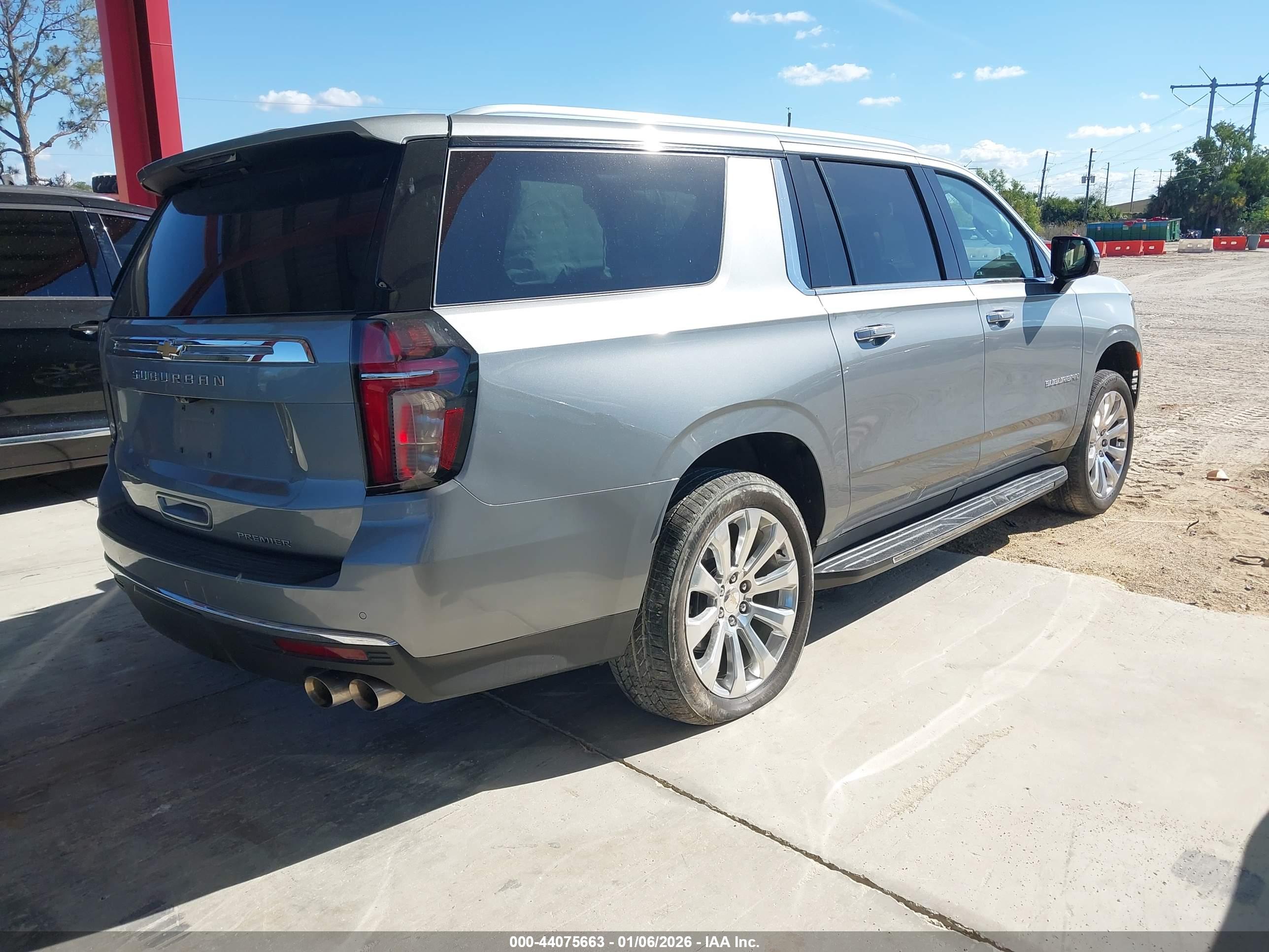 CHEVROLET SUBURBAN image 4