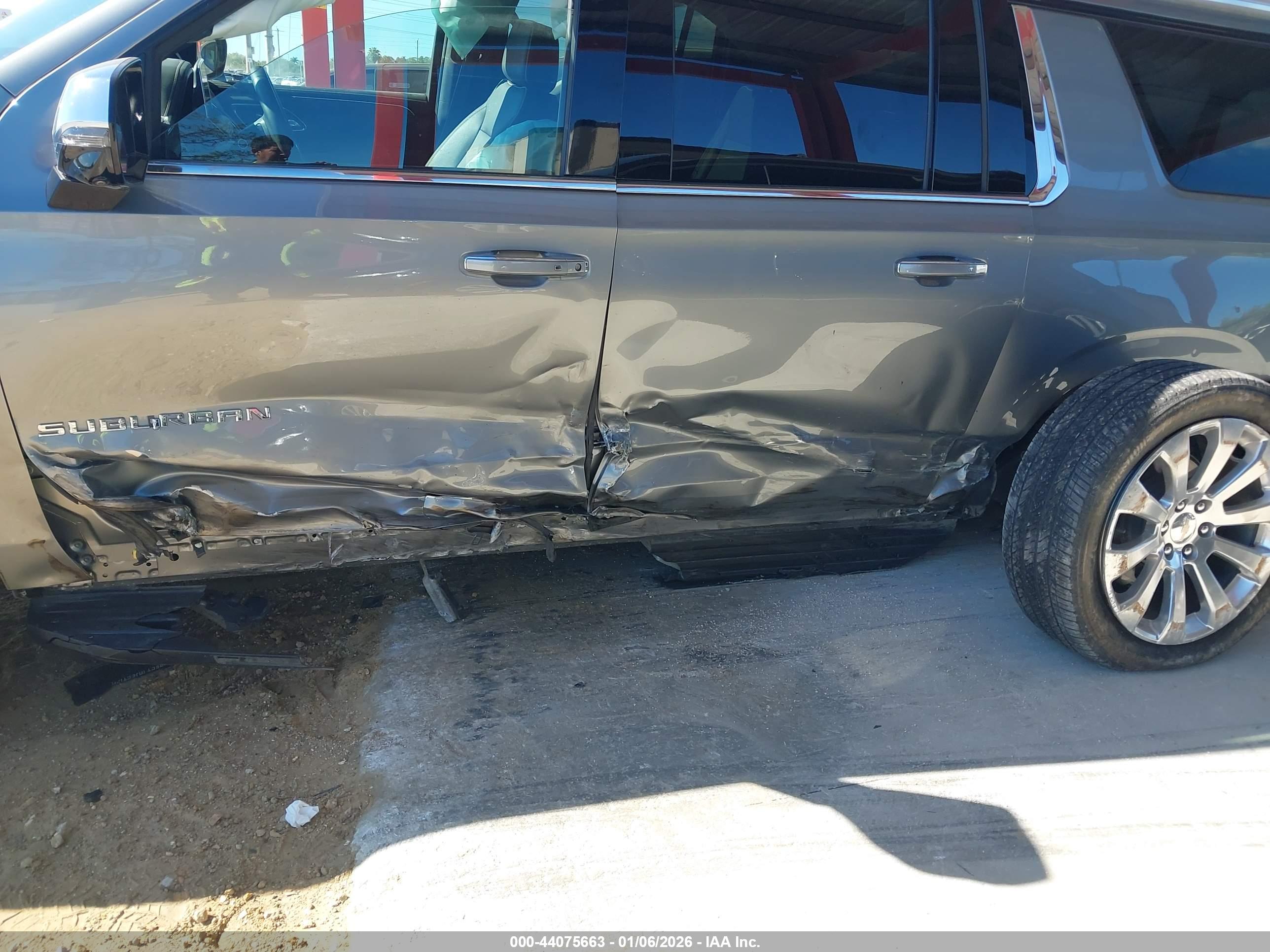CHEVROLET SUBURBAN image 6