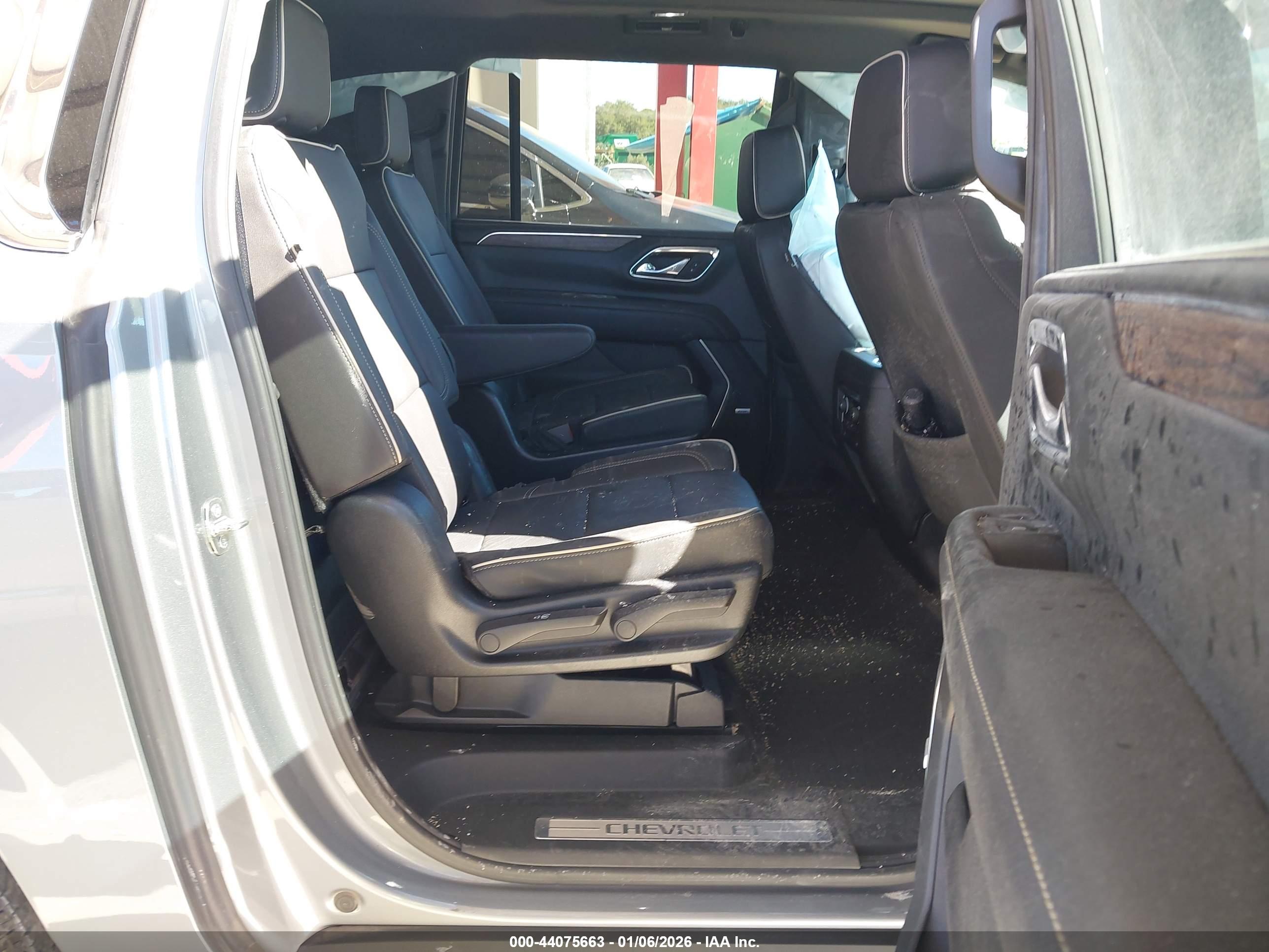 CHEVROLET SUBURBAN image 8