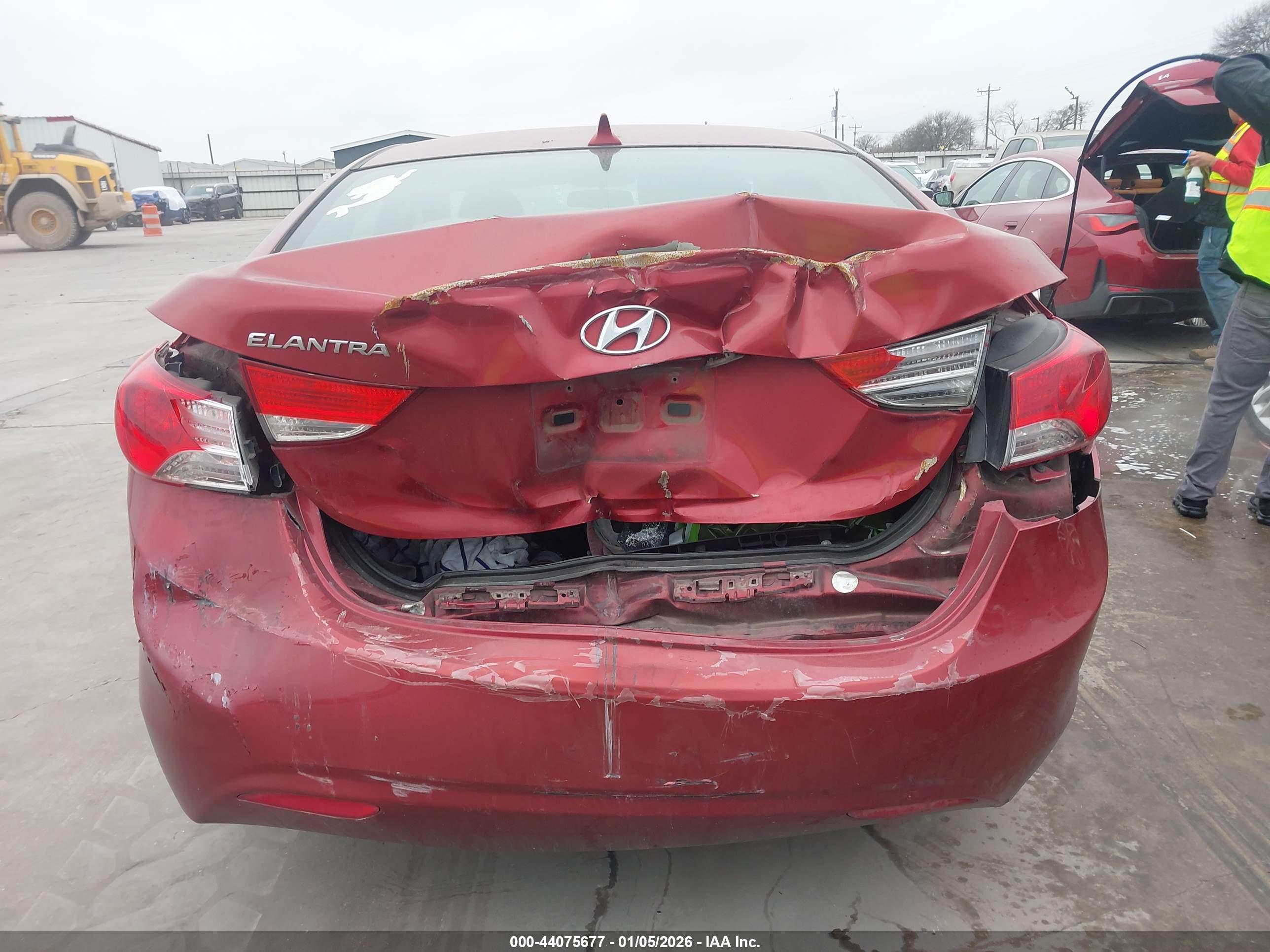 HYUNDAI ELANTRA image 6