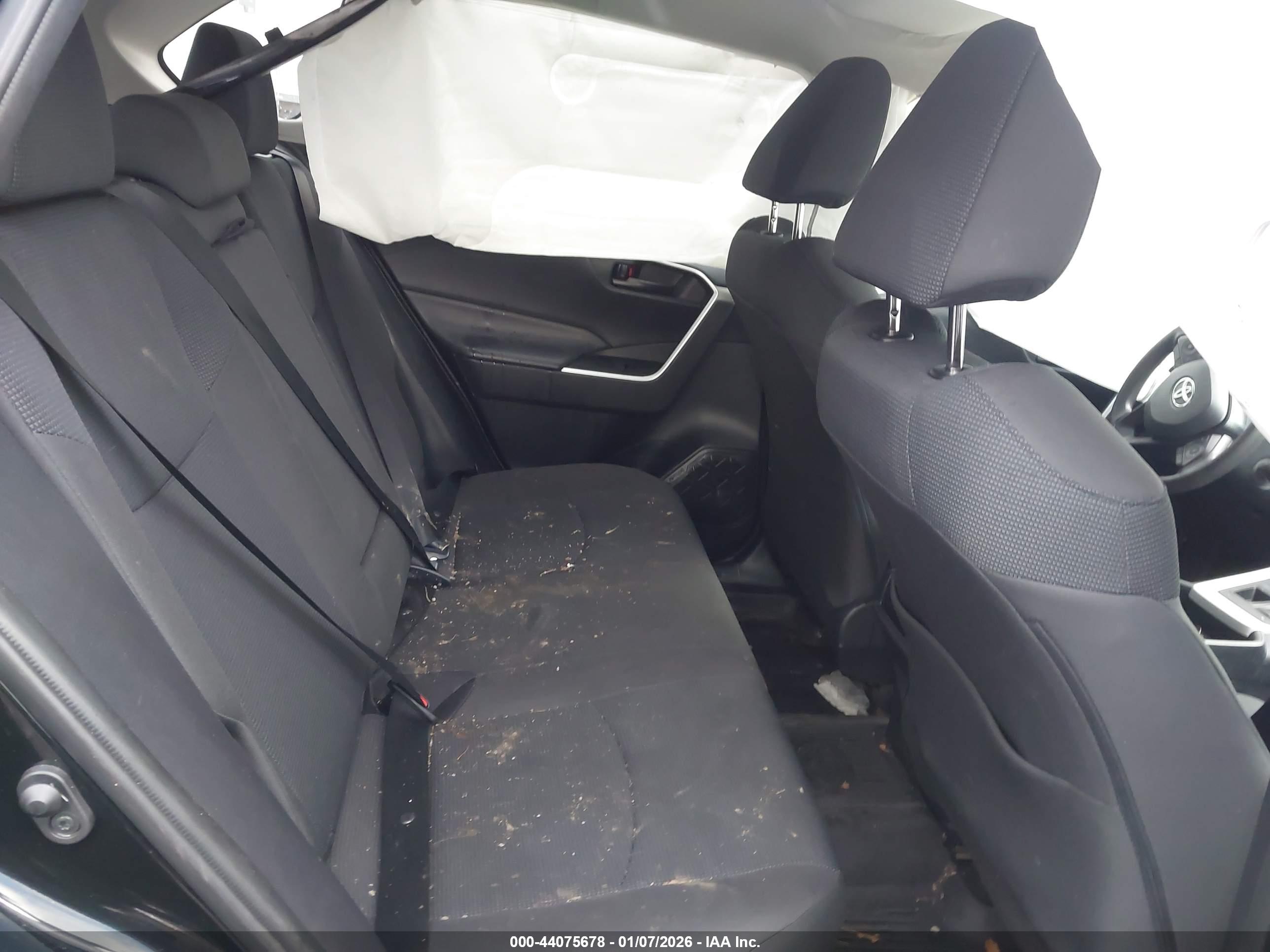 TOYOTA RAV4 image 8
