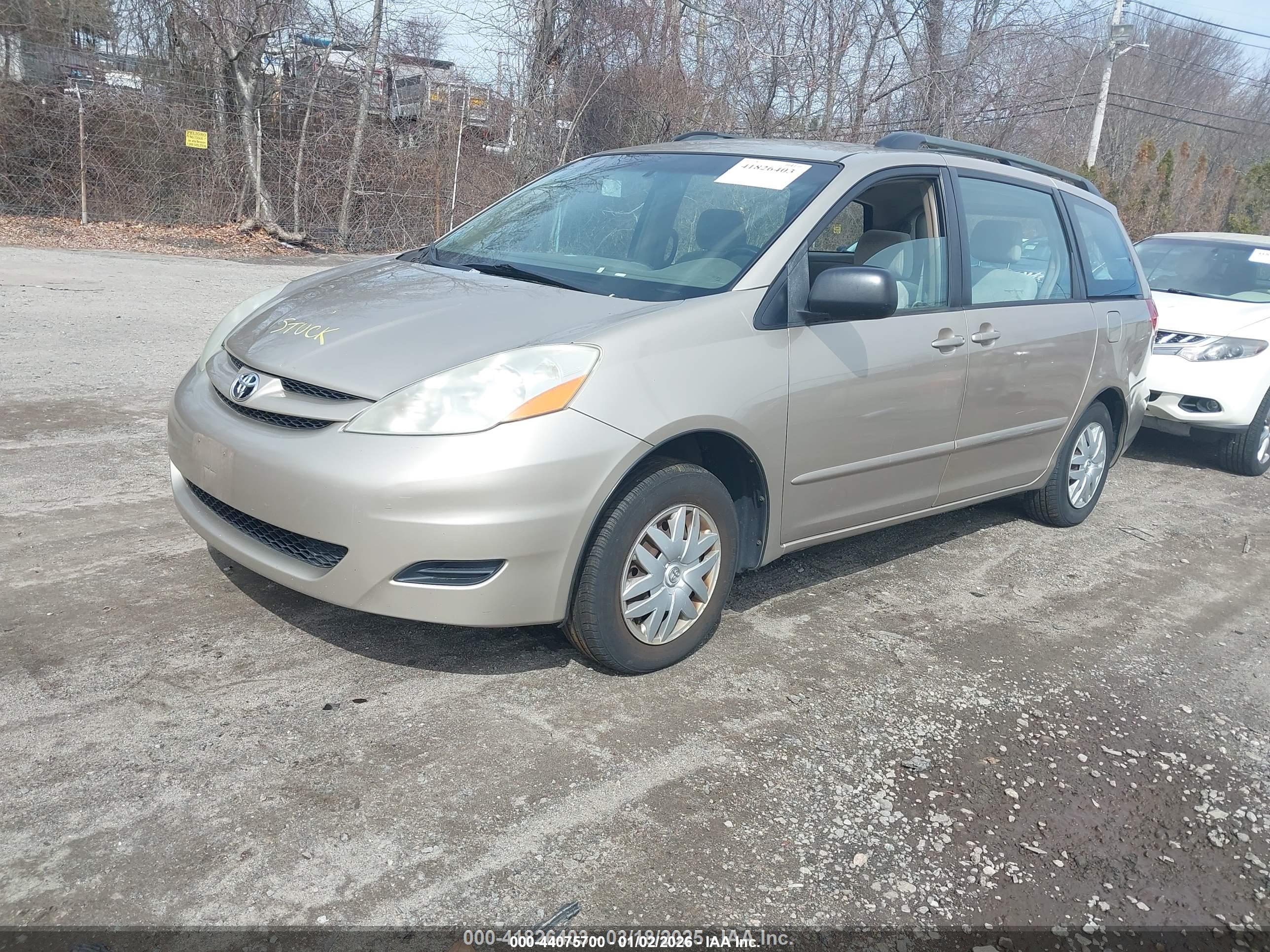 TOYOTA SIENNA image 2