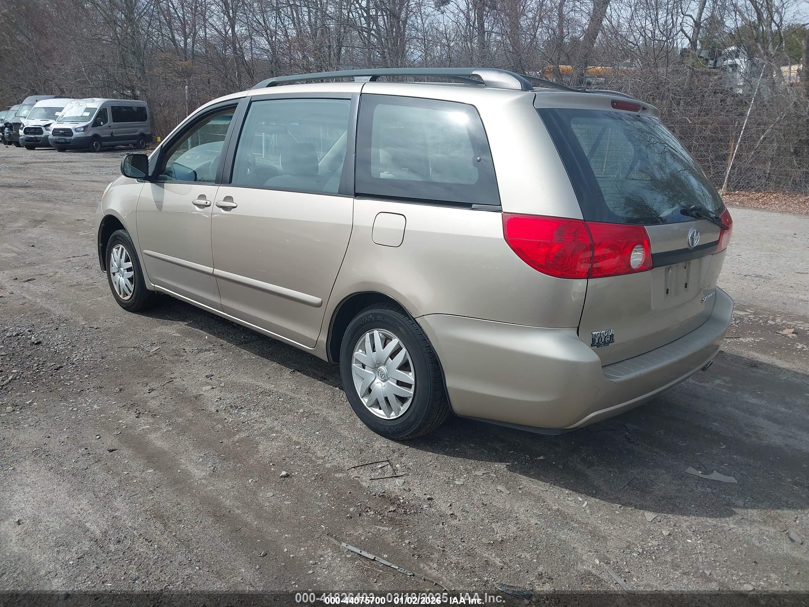 TOYOTA SIENNA image 3