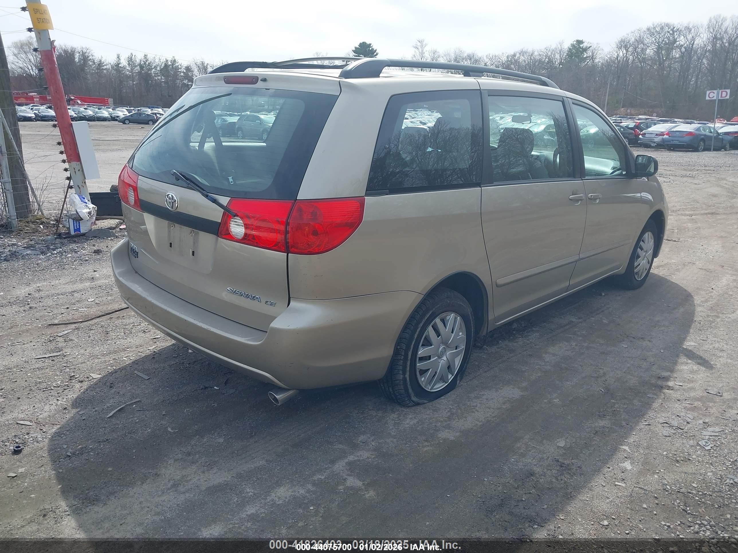TOYOTA SIENNA image 4