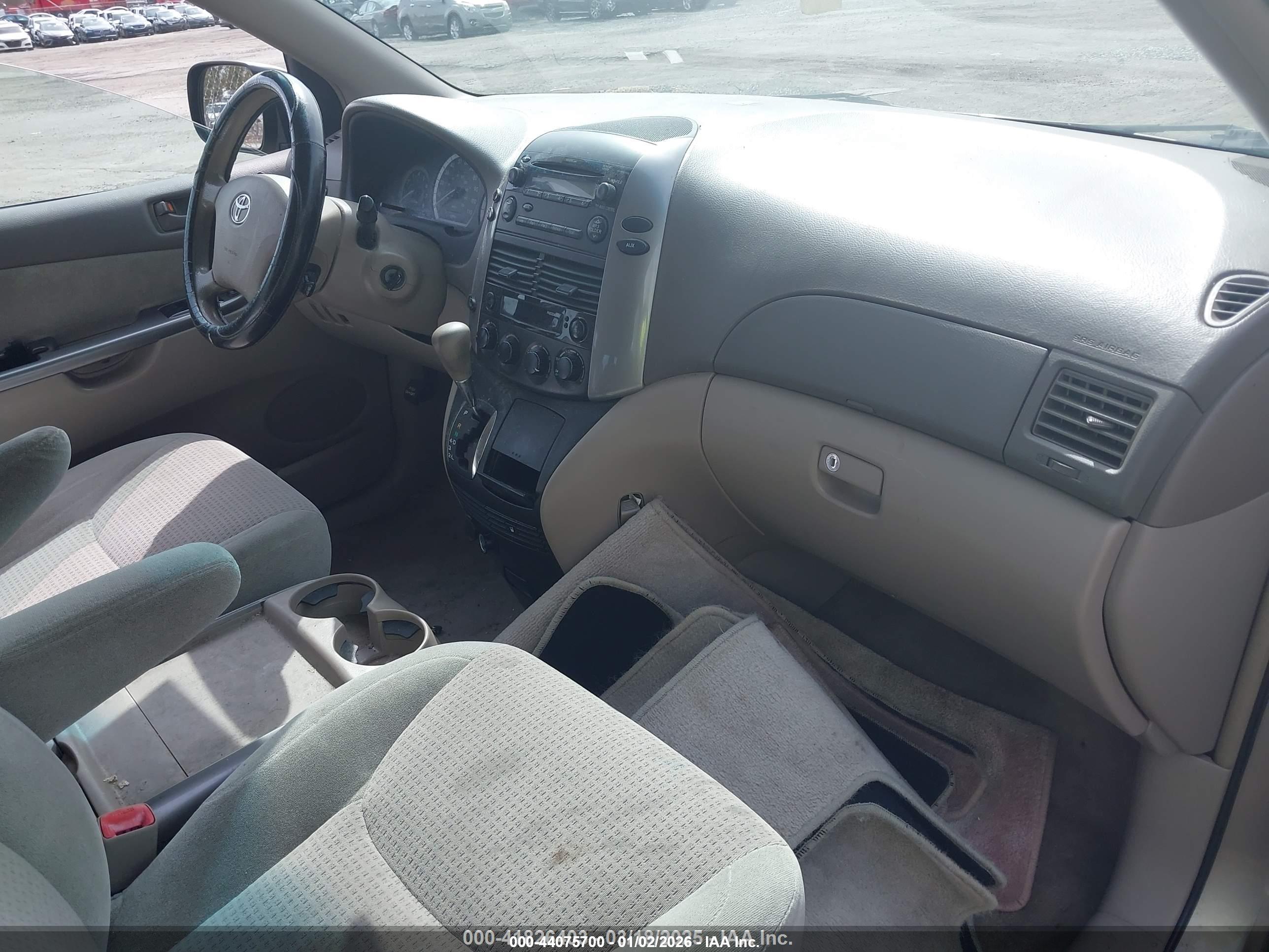 TOYOTA SIENNA image 5
