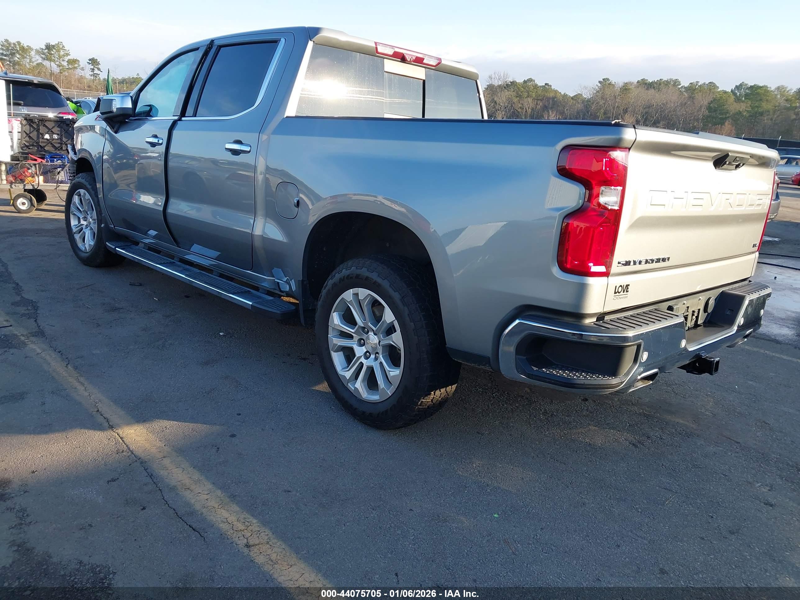CHEVROLET SILVERADO image 3