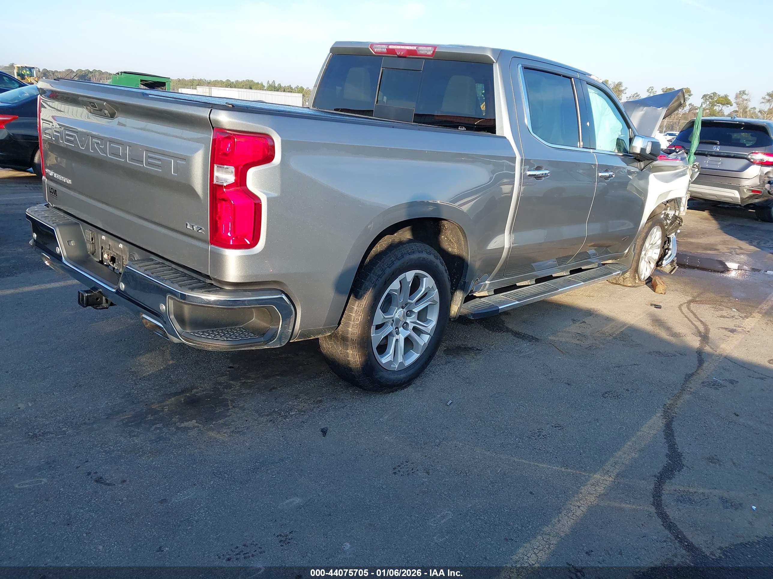 CHEVROLET SILVERADO image 4