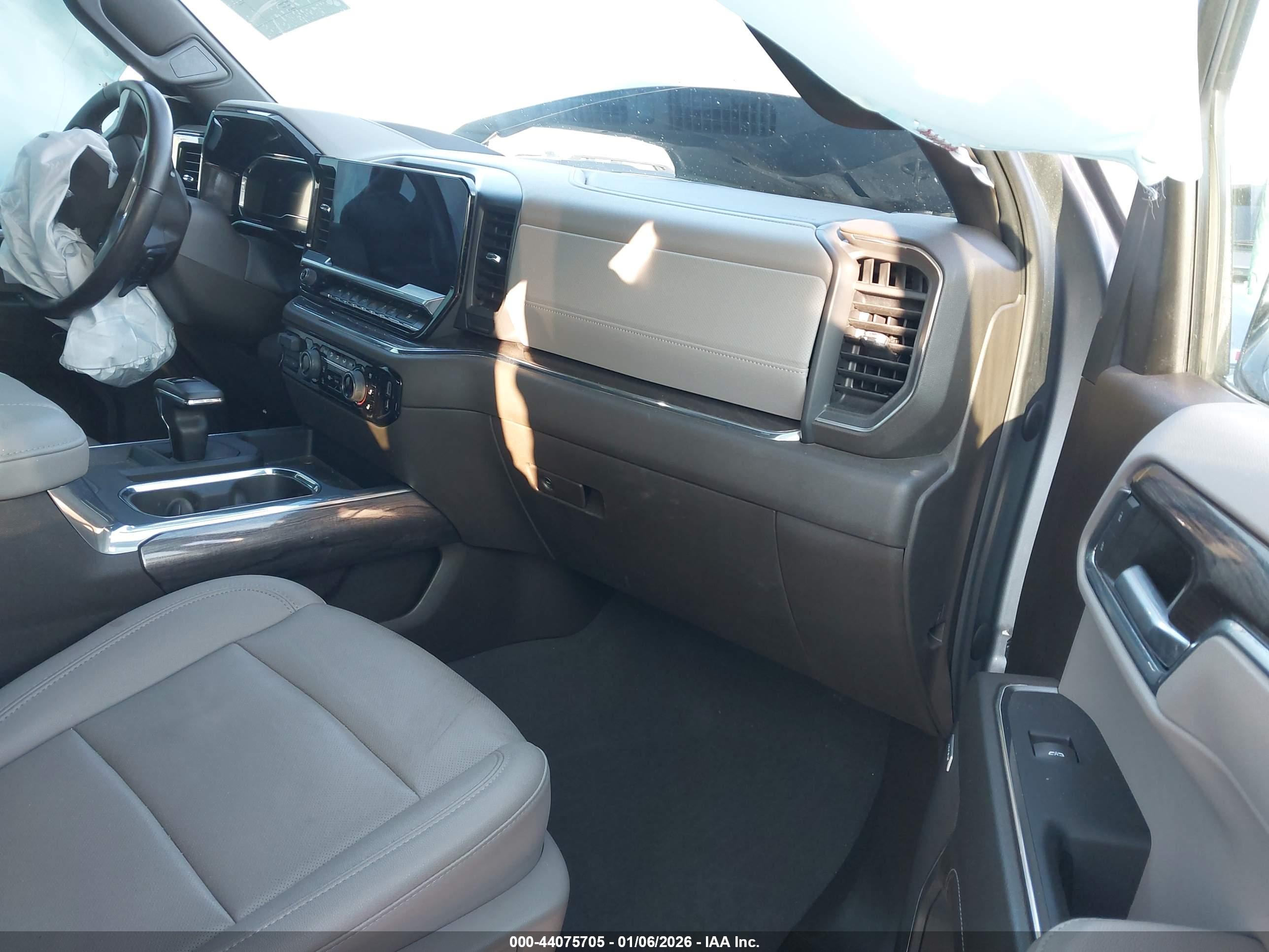 CHEVROLET SILVERADO image 5