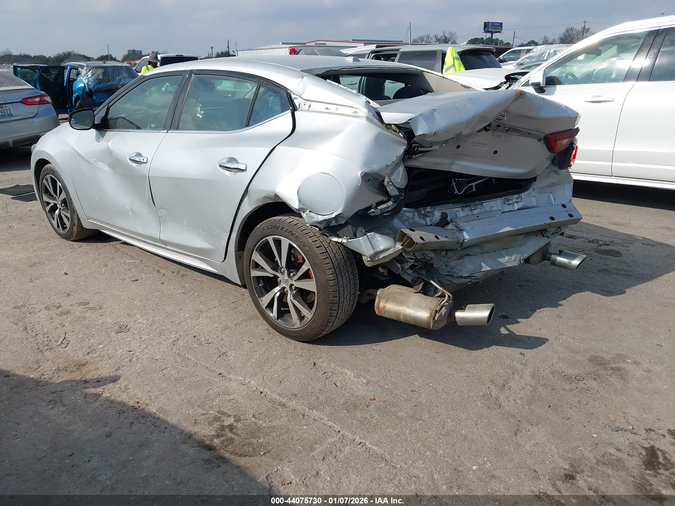 NISSAN MAXIMA image 3
