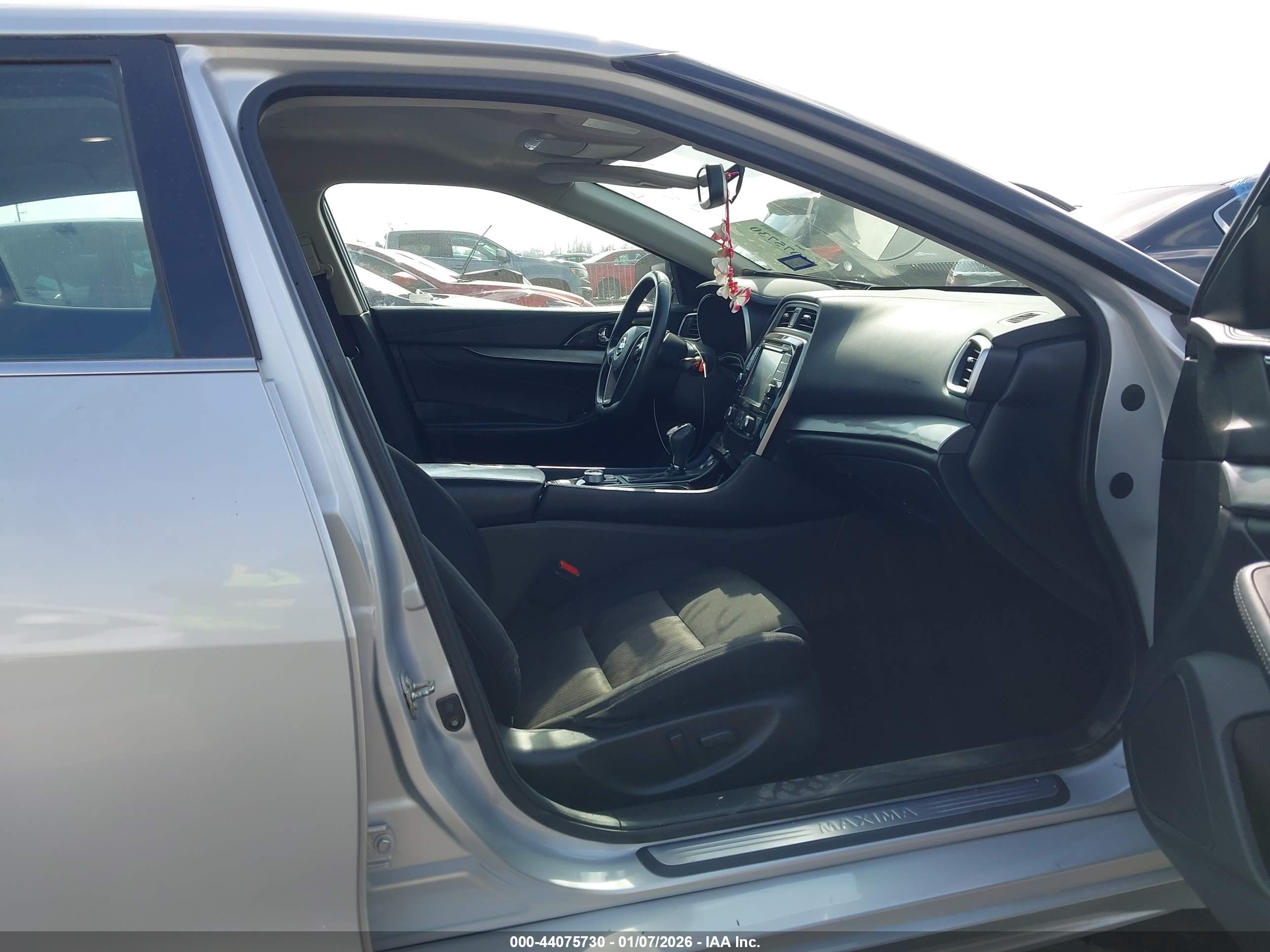 NISSAN MAXIMA image 5