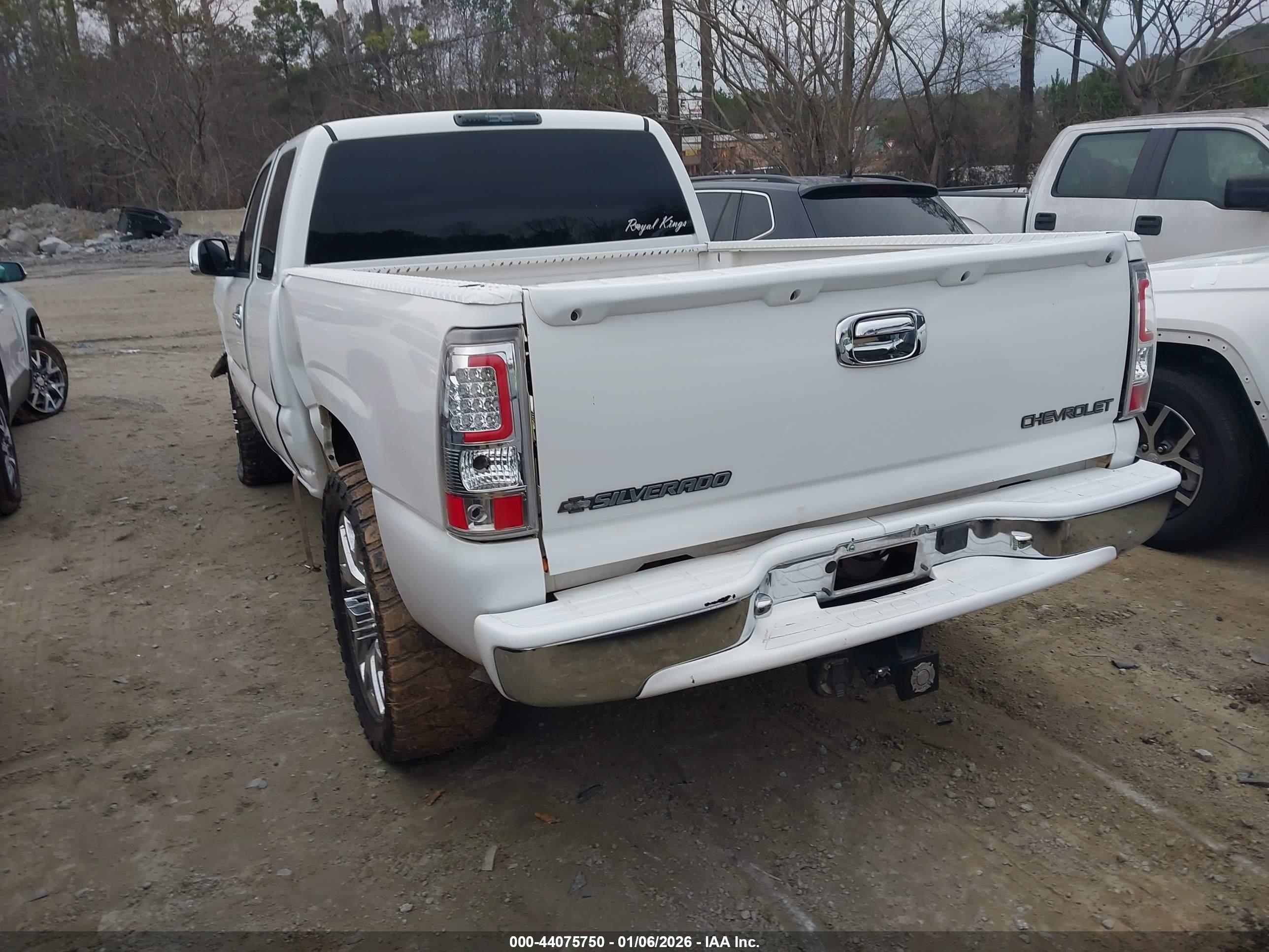CHEVROLET SILVERADO image 3