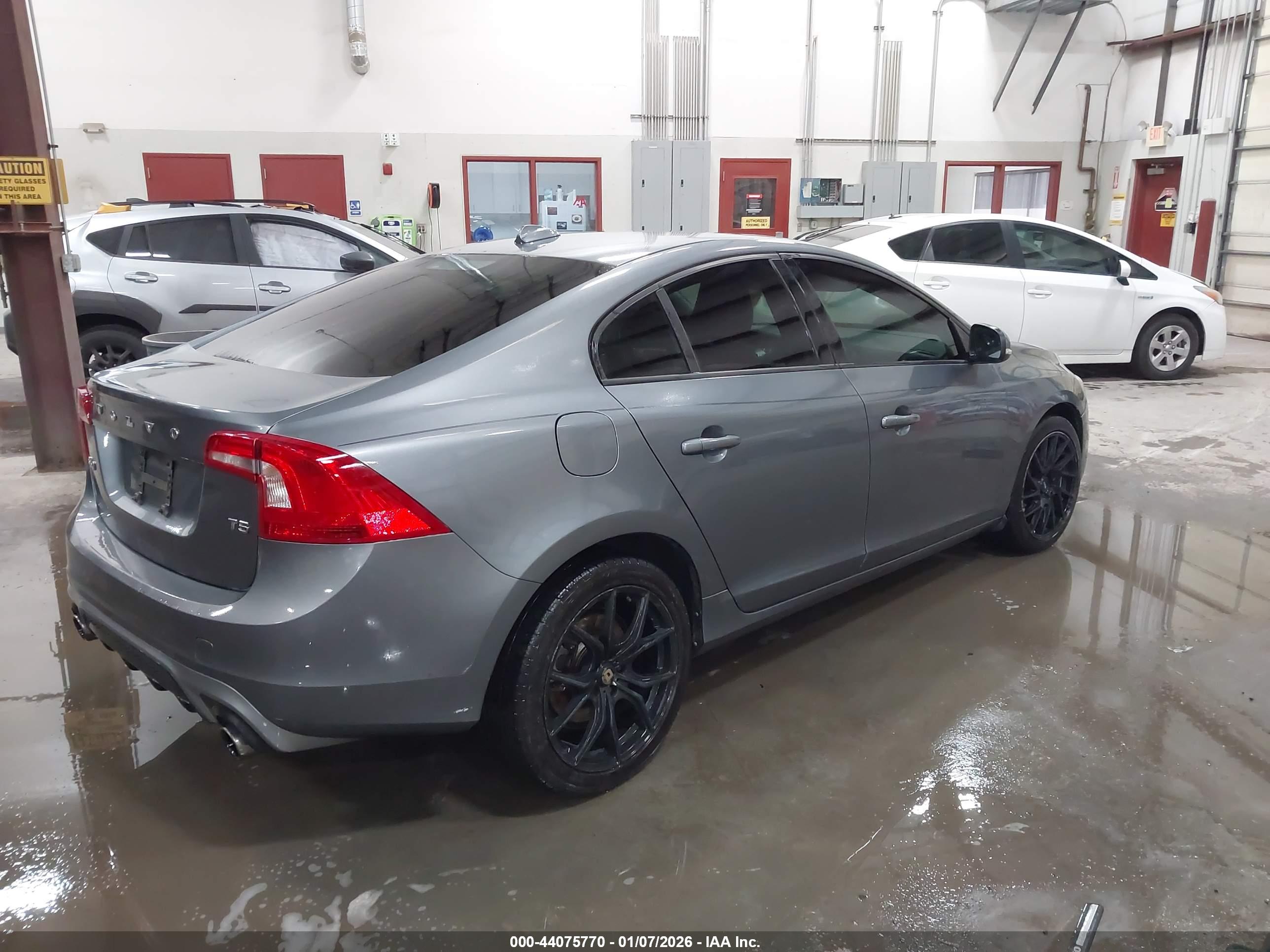 VOLVO S60 image 4