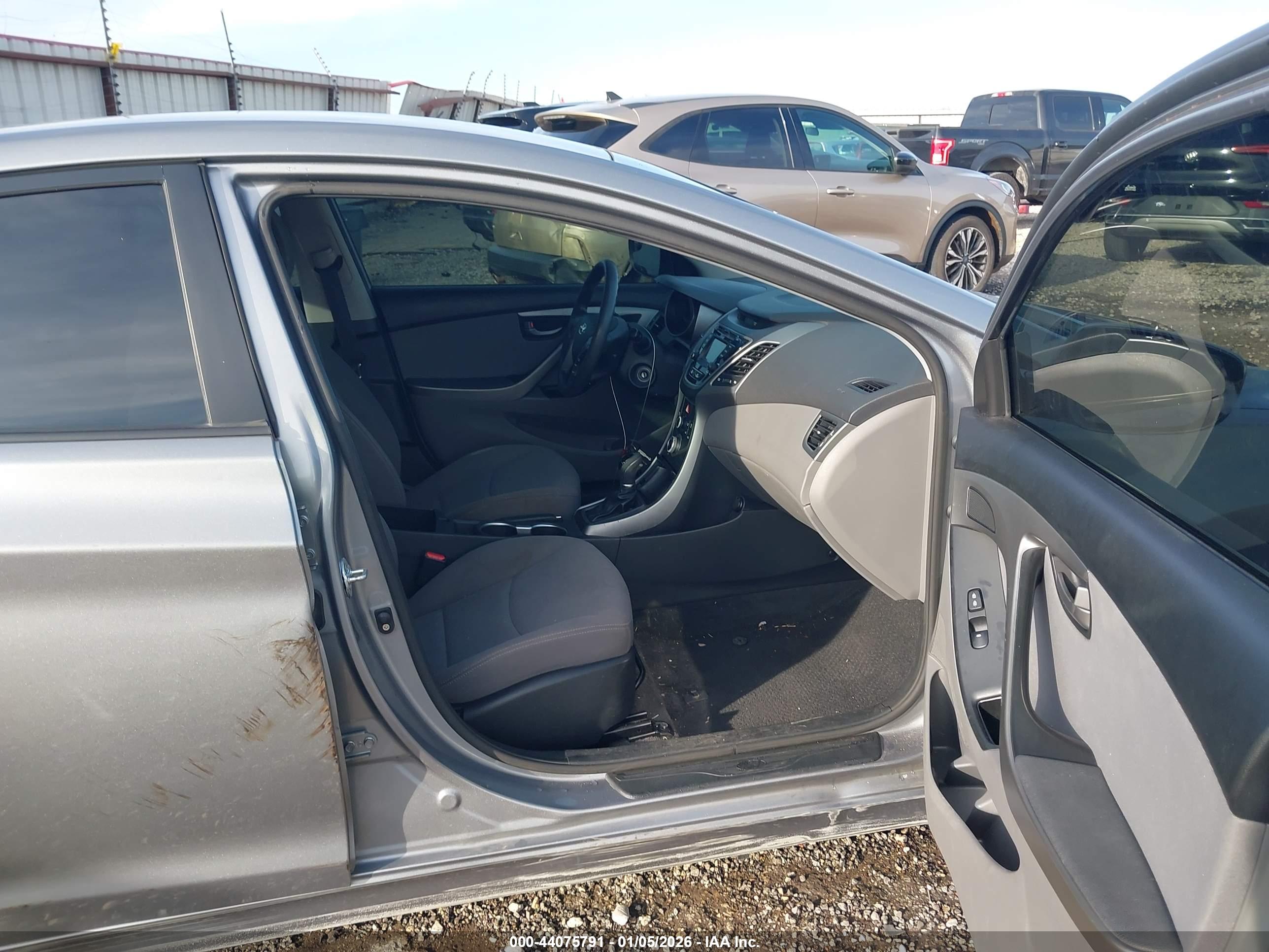 HYUNDAI ELANTRA image 5
