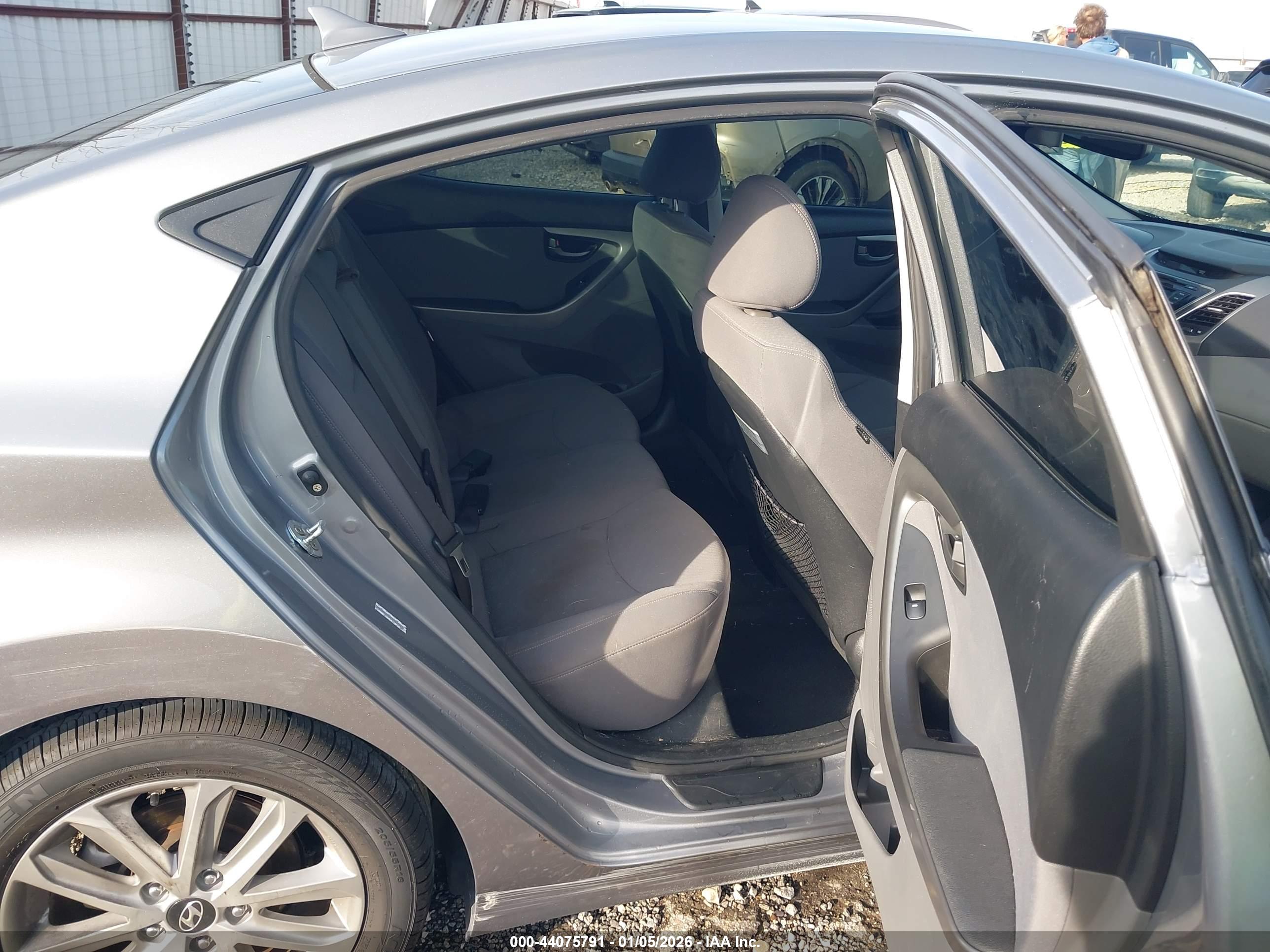 HYUNDAI ELANTRA image 8