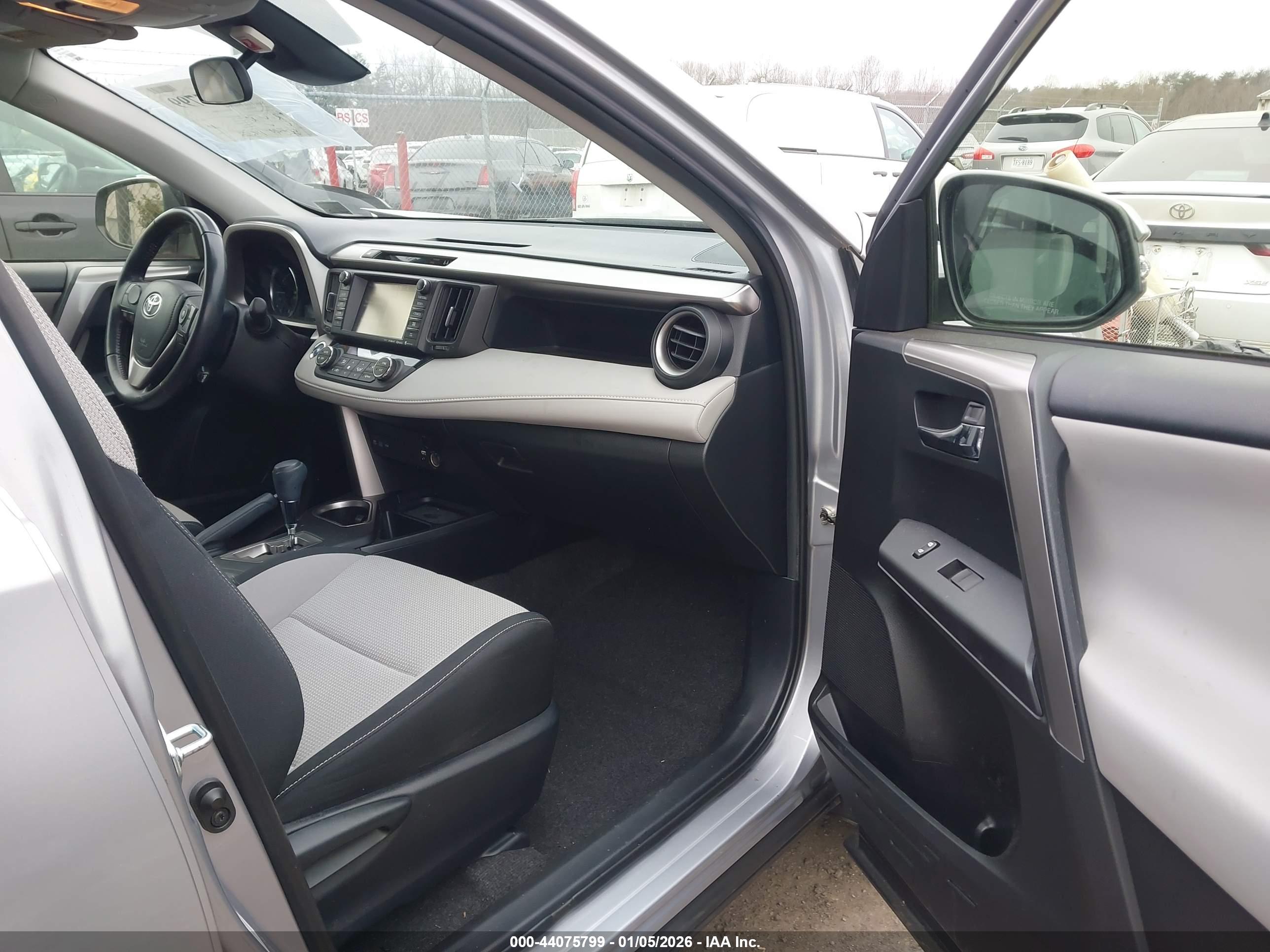 TOYOTA RAV4 image 5