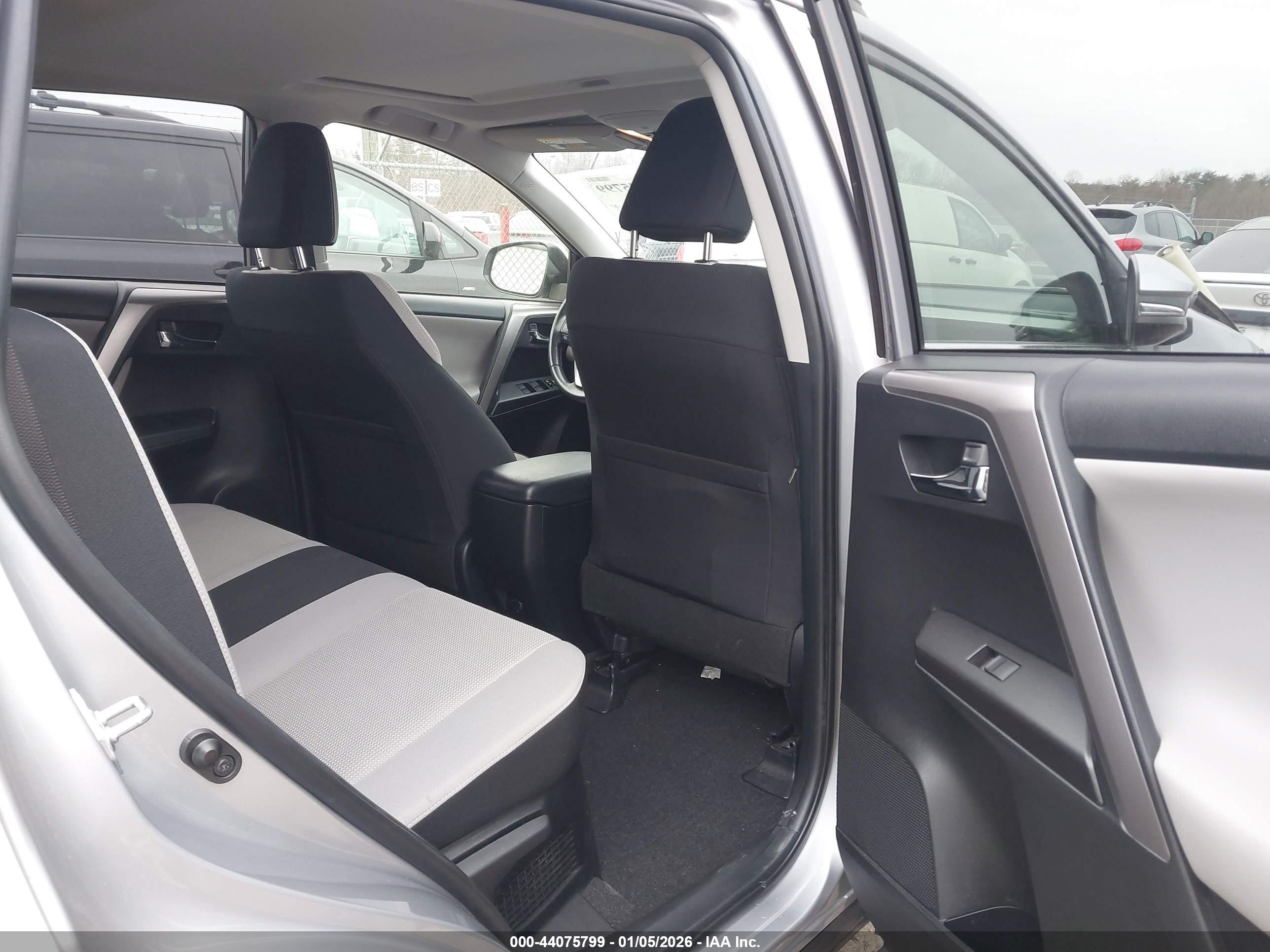 TOYOTA RAV4 image 8