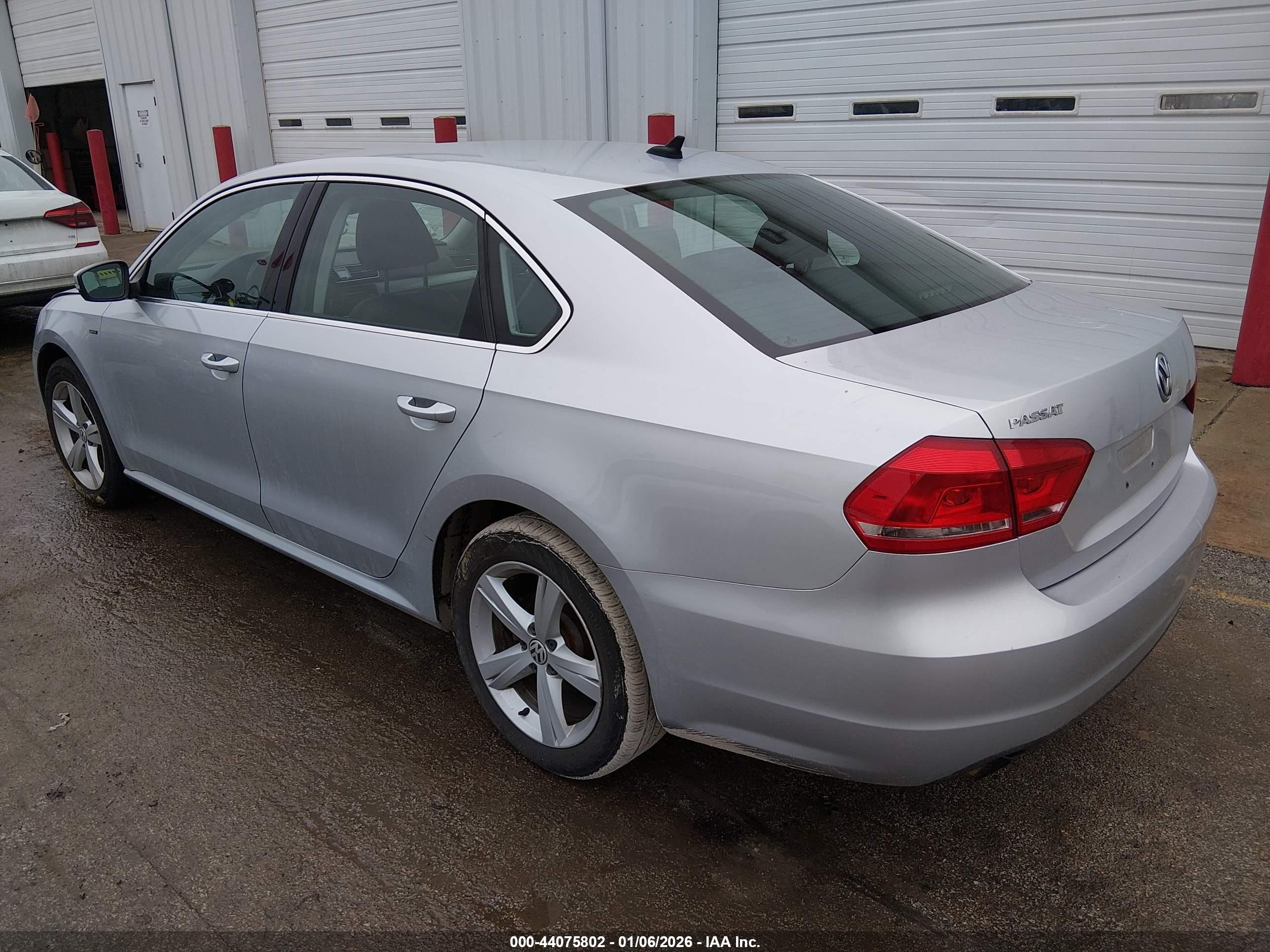 VOLKSWAGEN PASSAT image 3