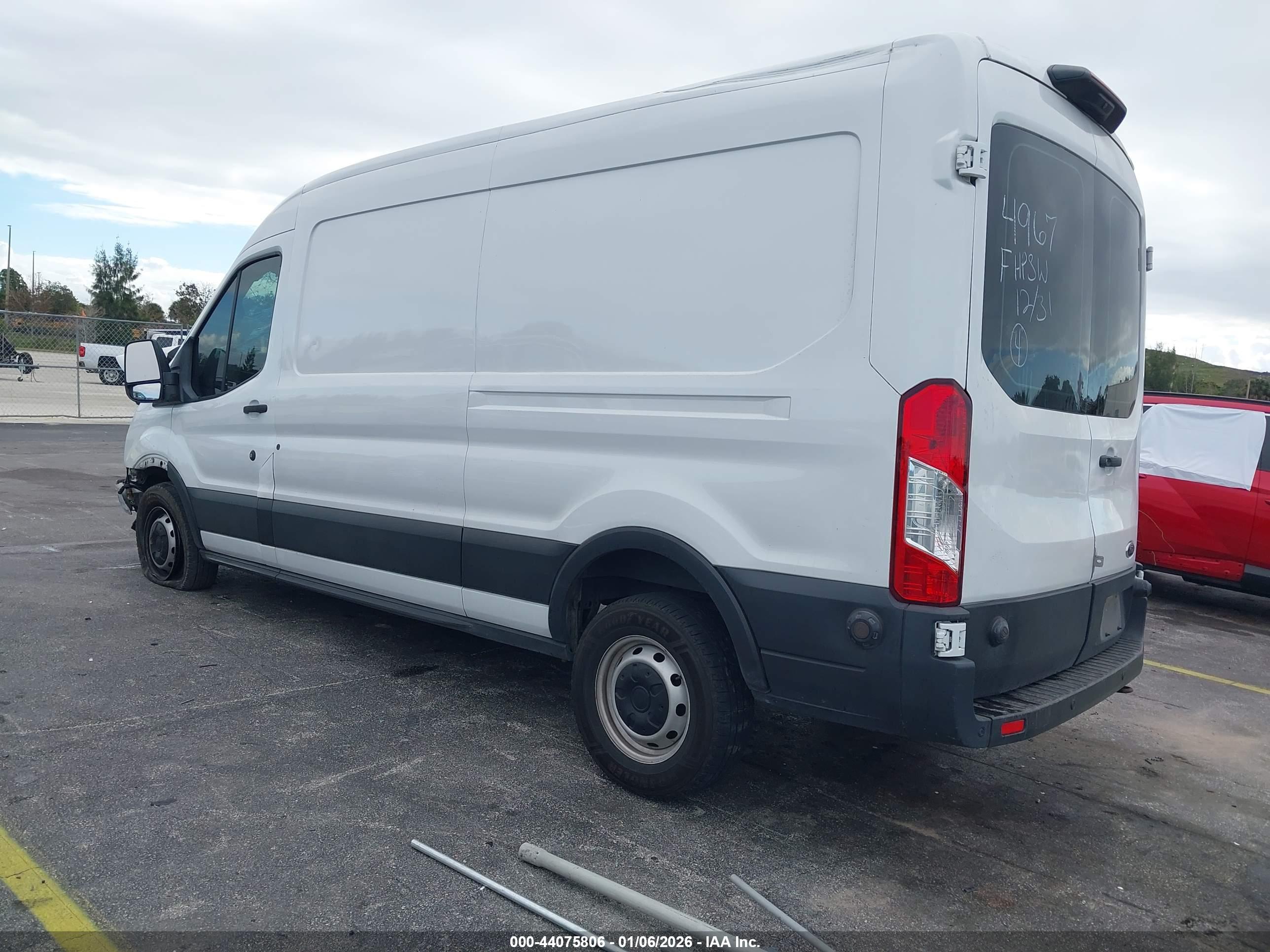 FORD TRANSIT-250 image 3
