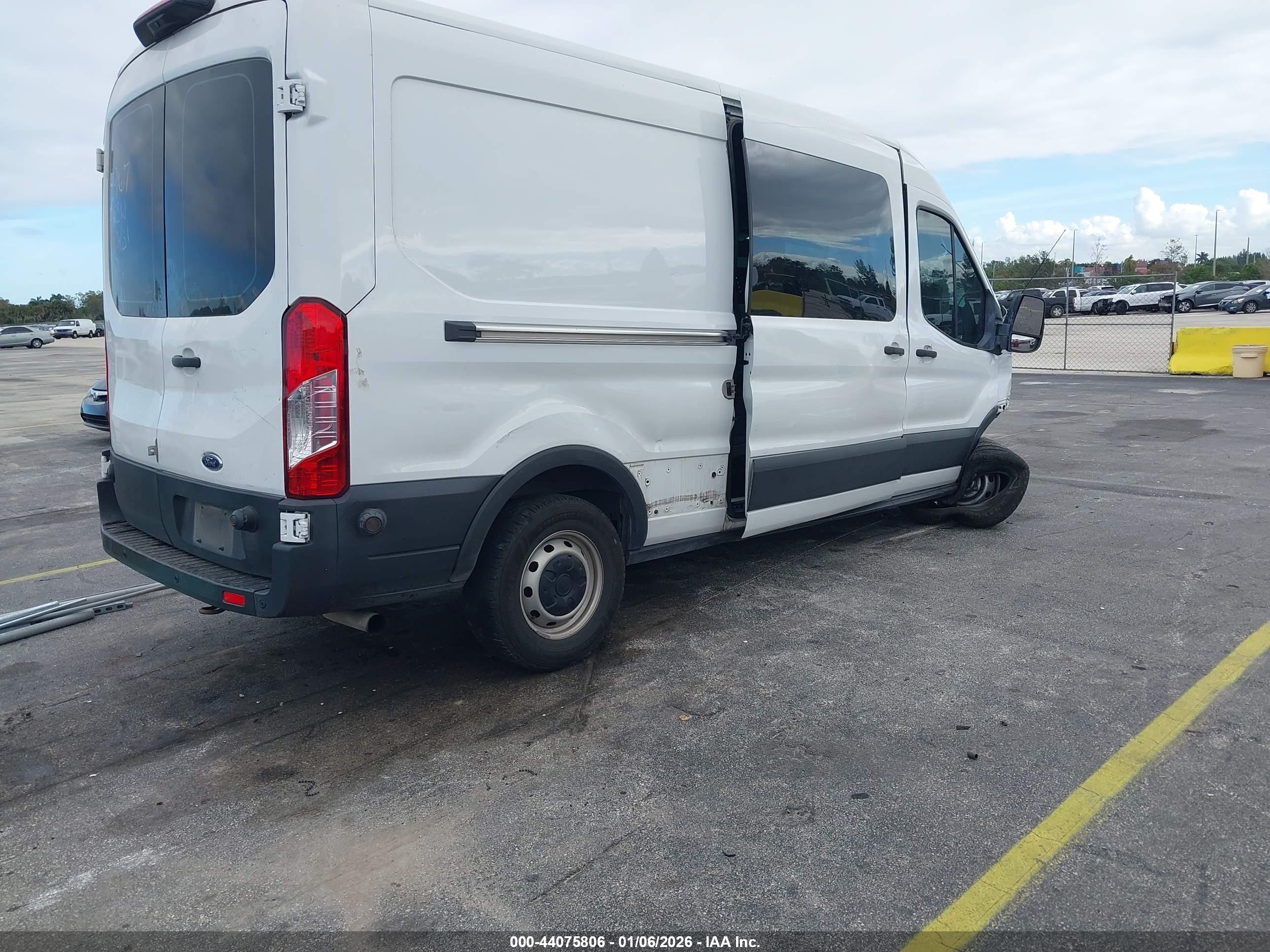 FORD TRANSIT-250 image 4