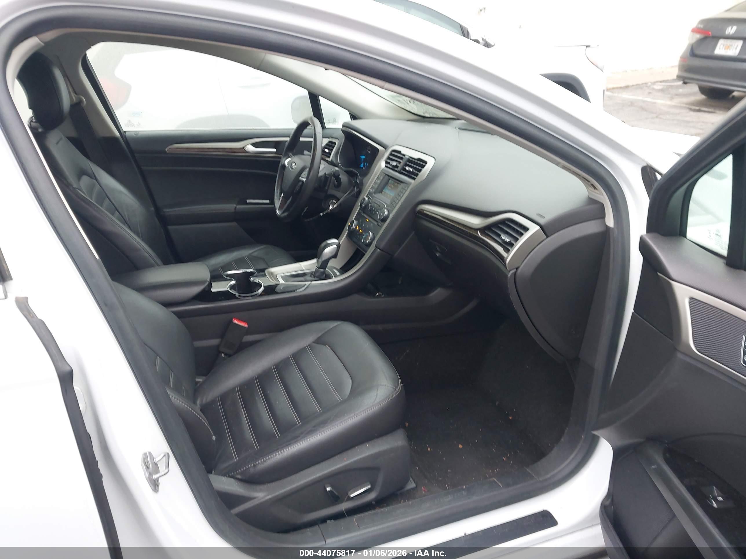 FORD FUSION image 5