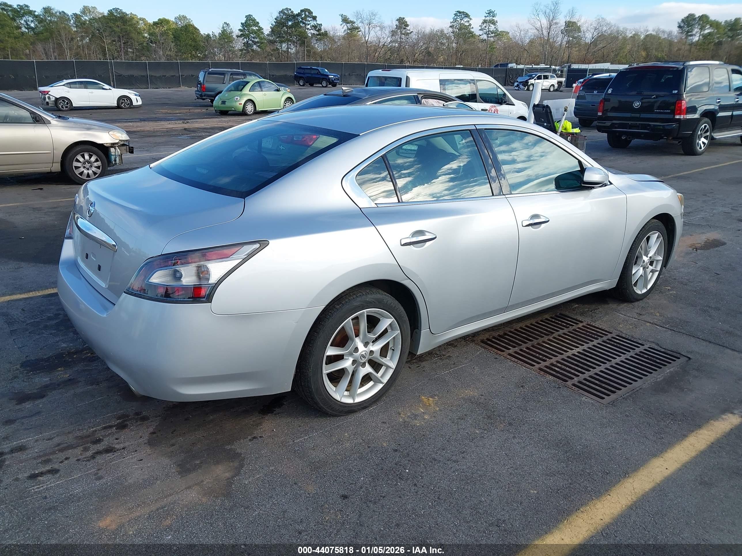 NISSAN MAXIMA image 4