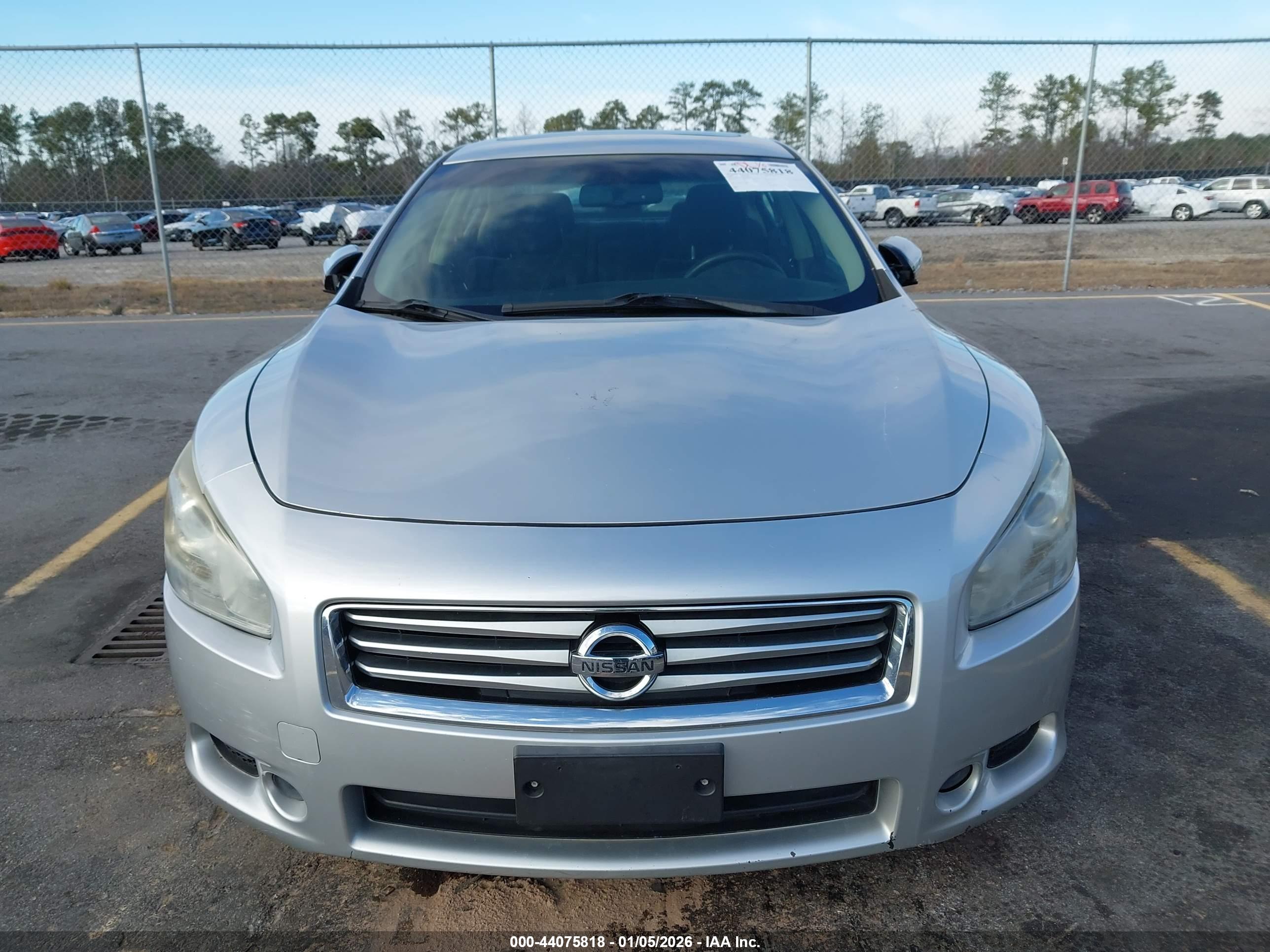 NISSAN MAXIMA image 6