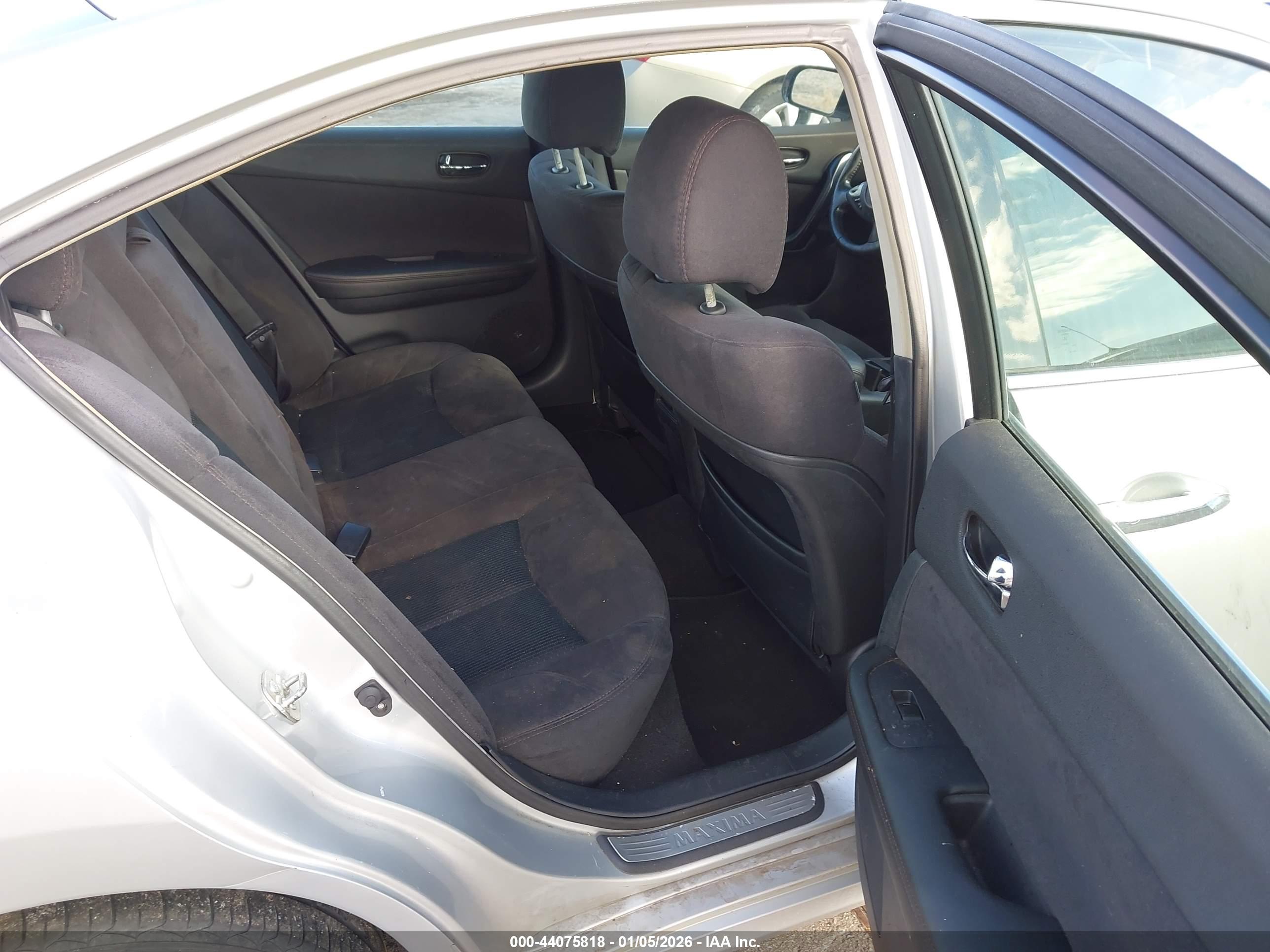 NISSAN MAXIMA image 8