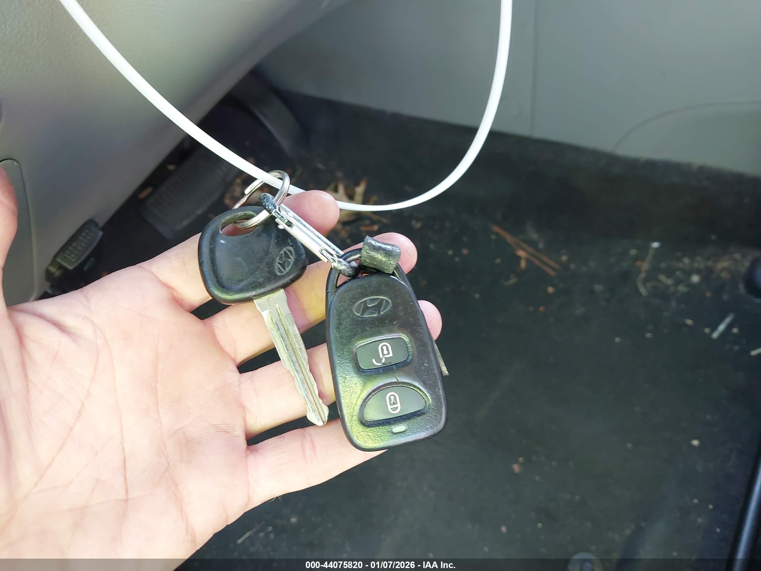 HYUNDAI SANTA image 11