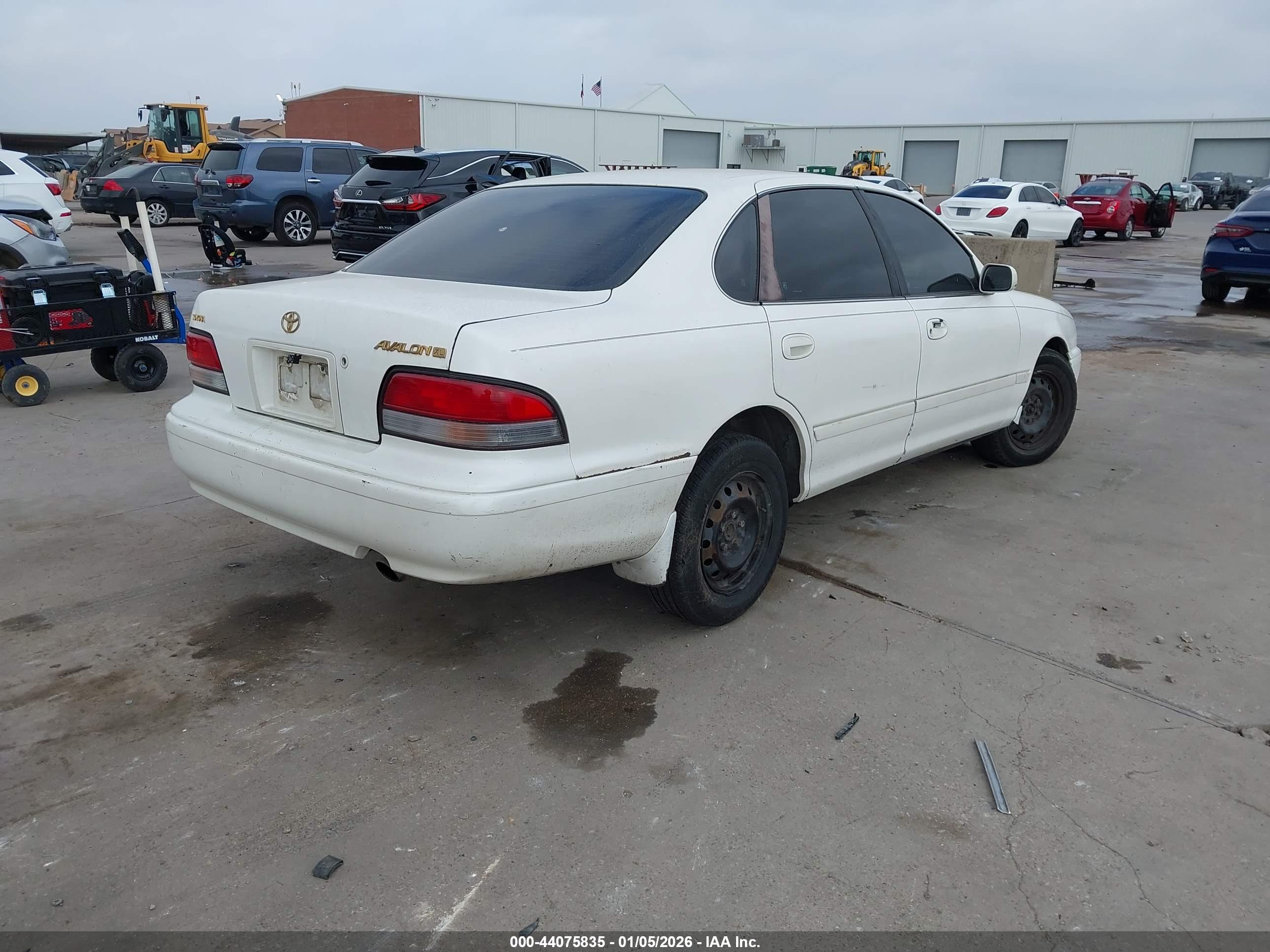 TOYOTA AVALON image 4