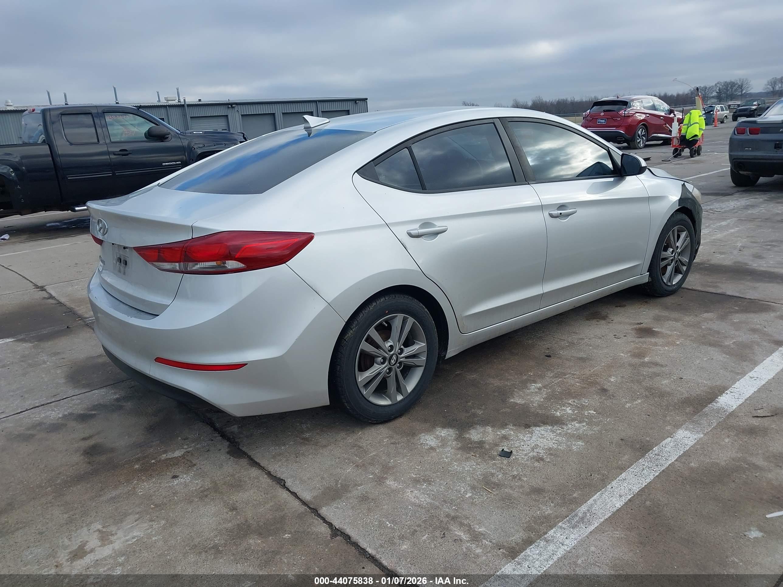 HYUNDAI ELANTRA image 4
