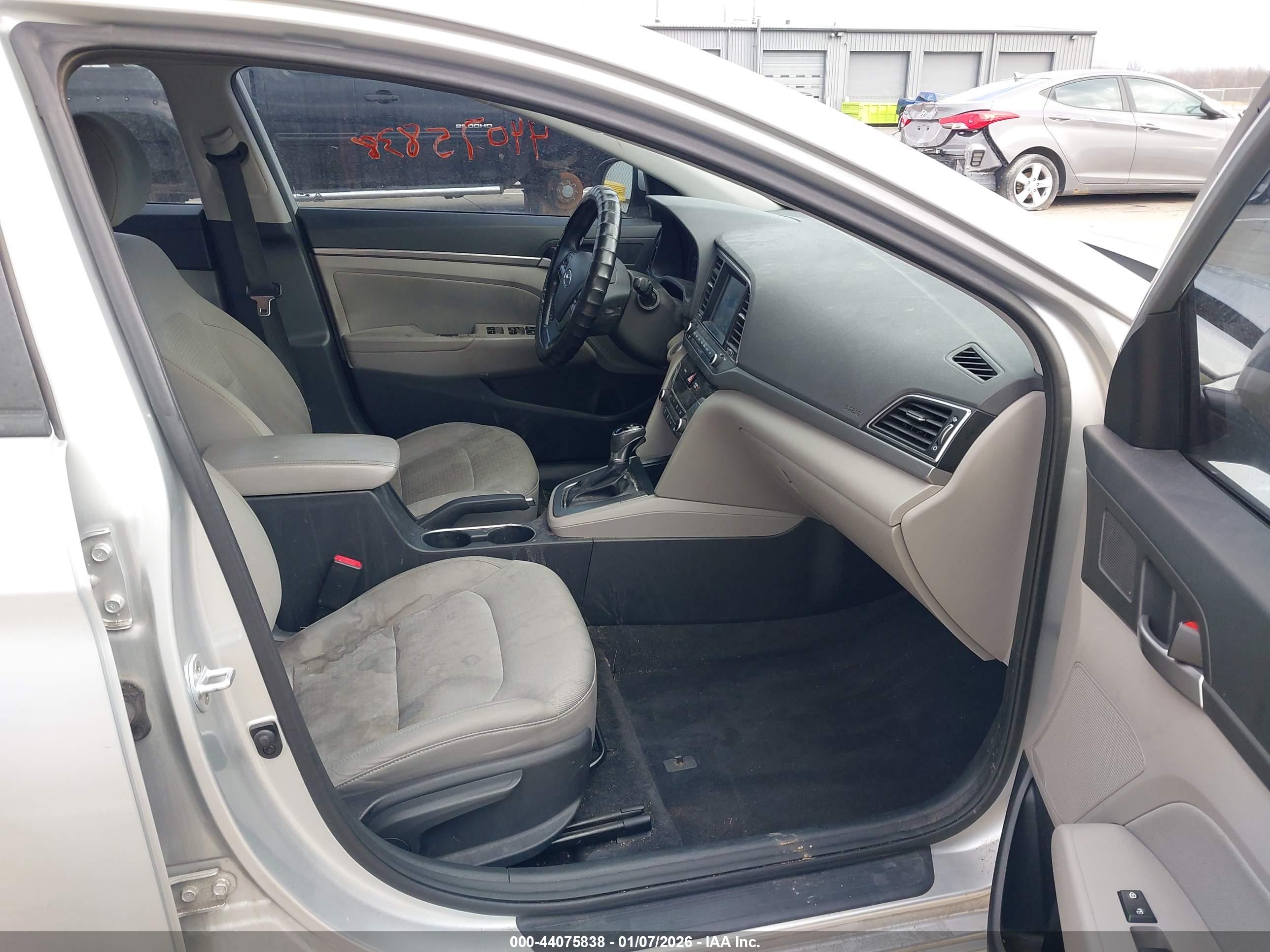 HYUNDAI ELANTRA image 5