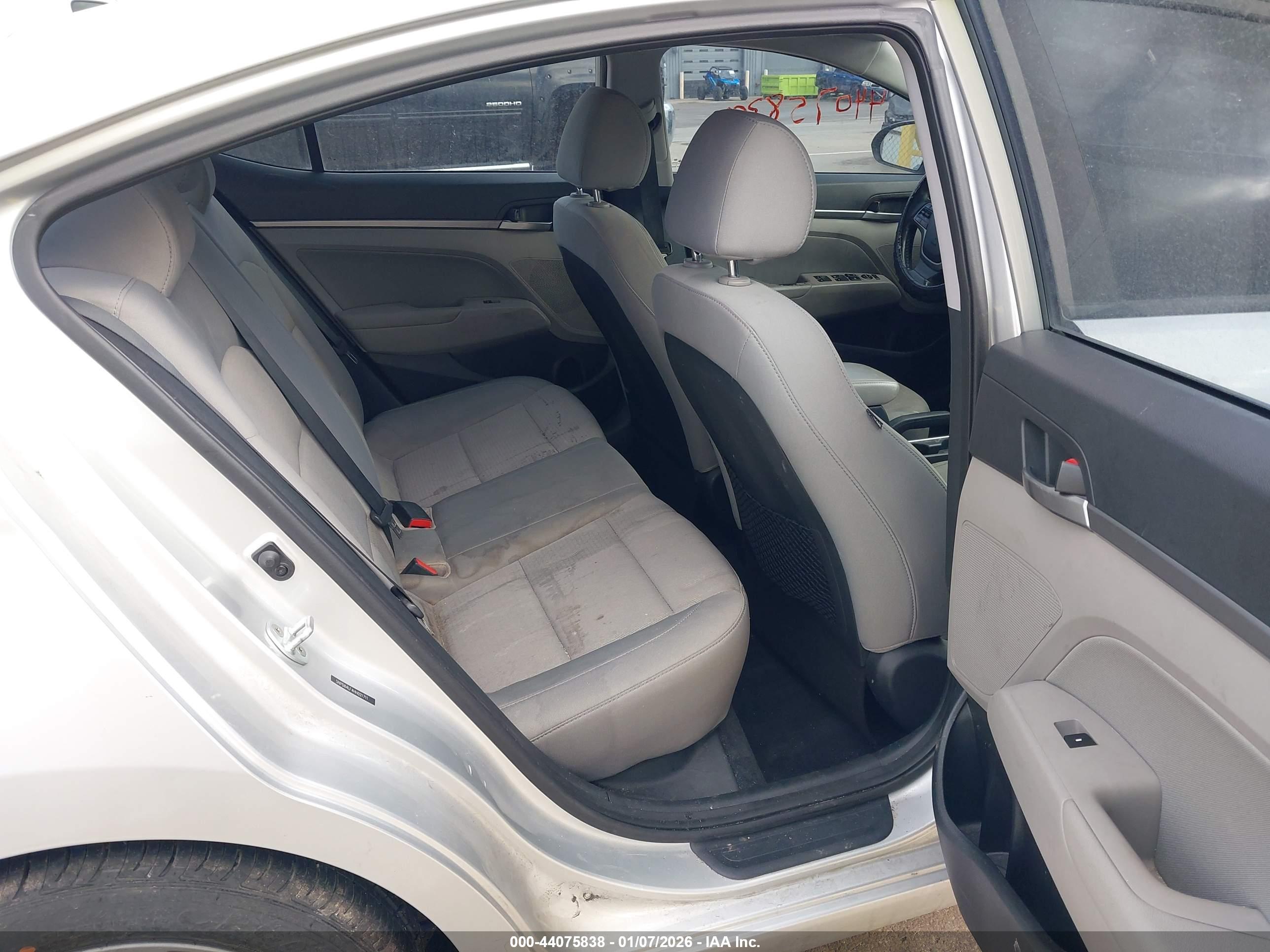 HYUNDAI ELANTRA image 8