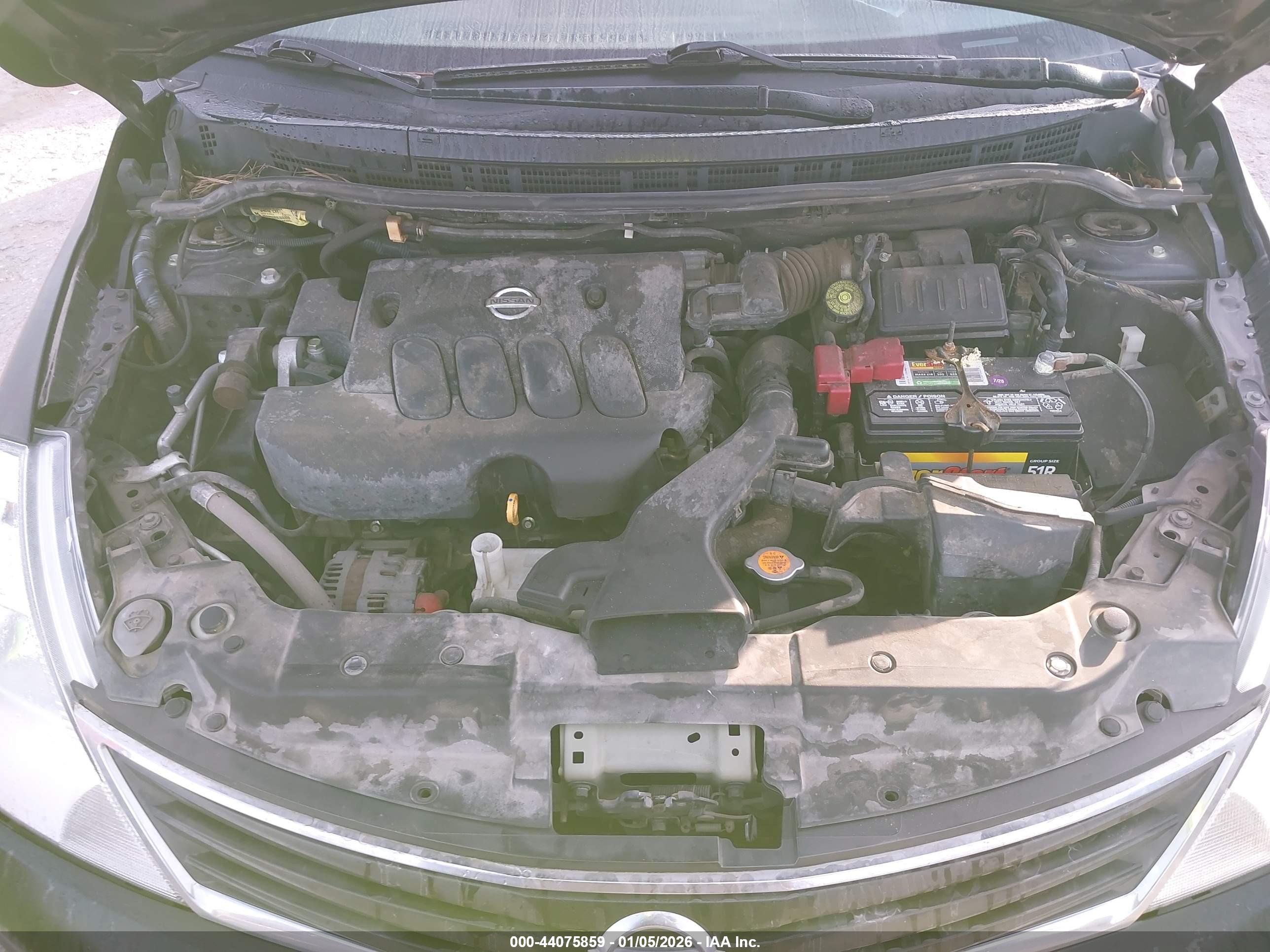 NISSAN VERSA image 10