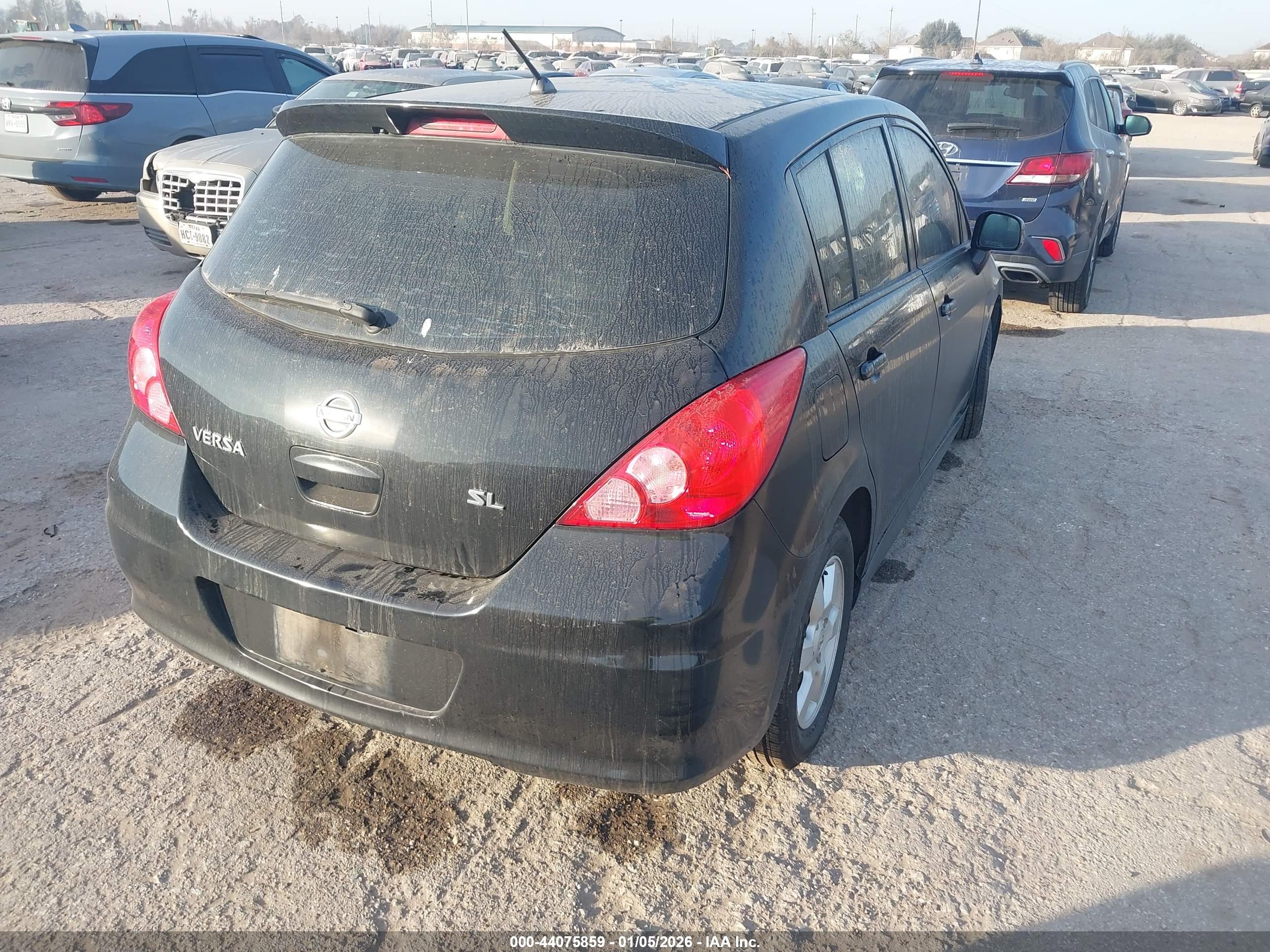 NISSAN VERSA image 4