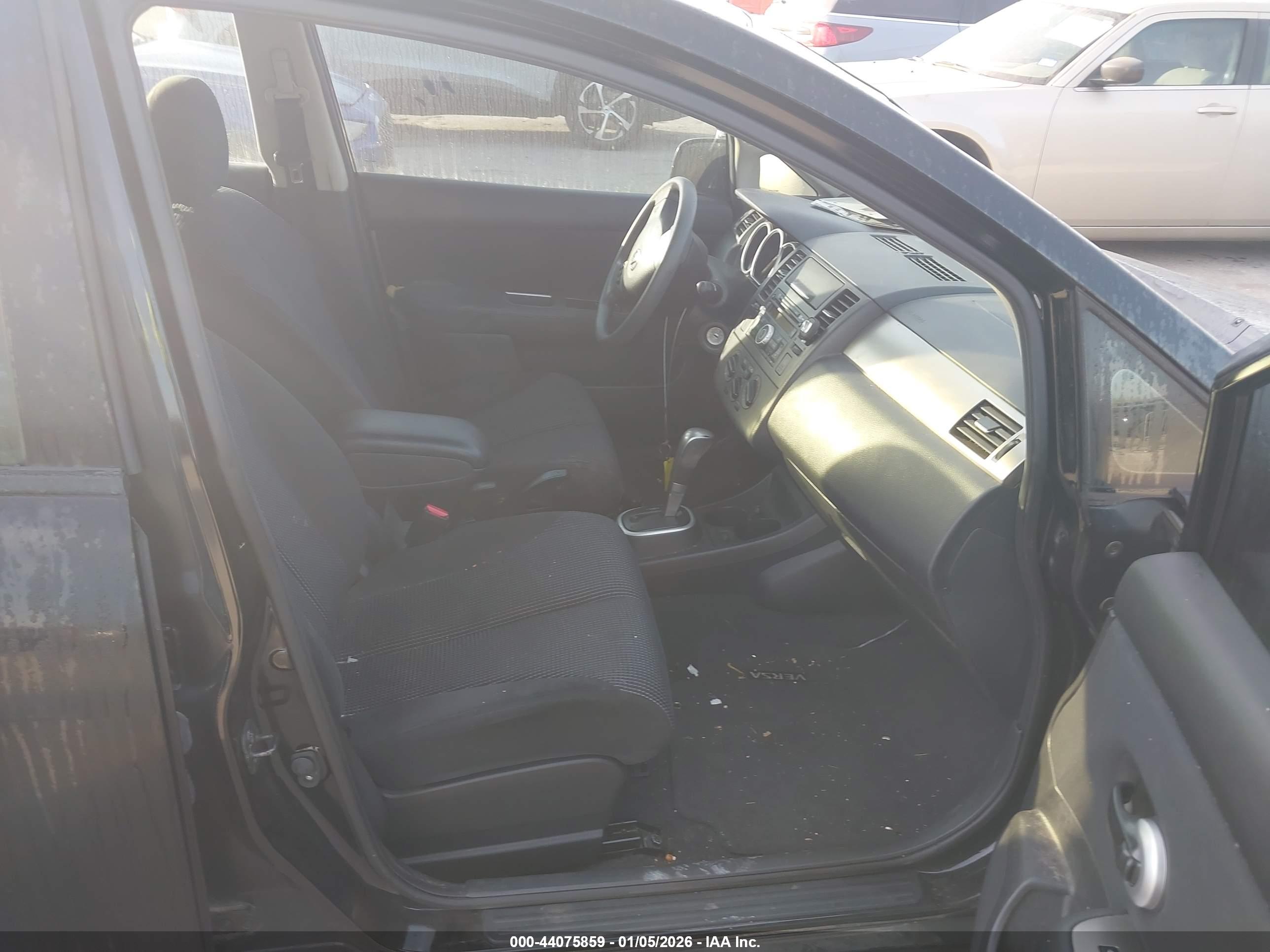 NISSAN VERSA image 5
