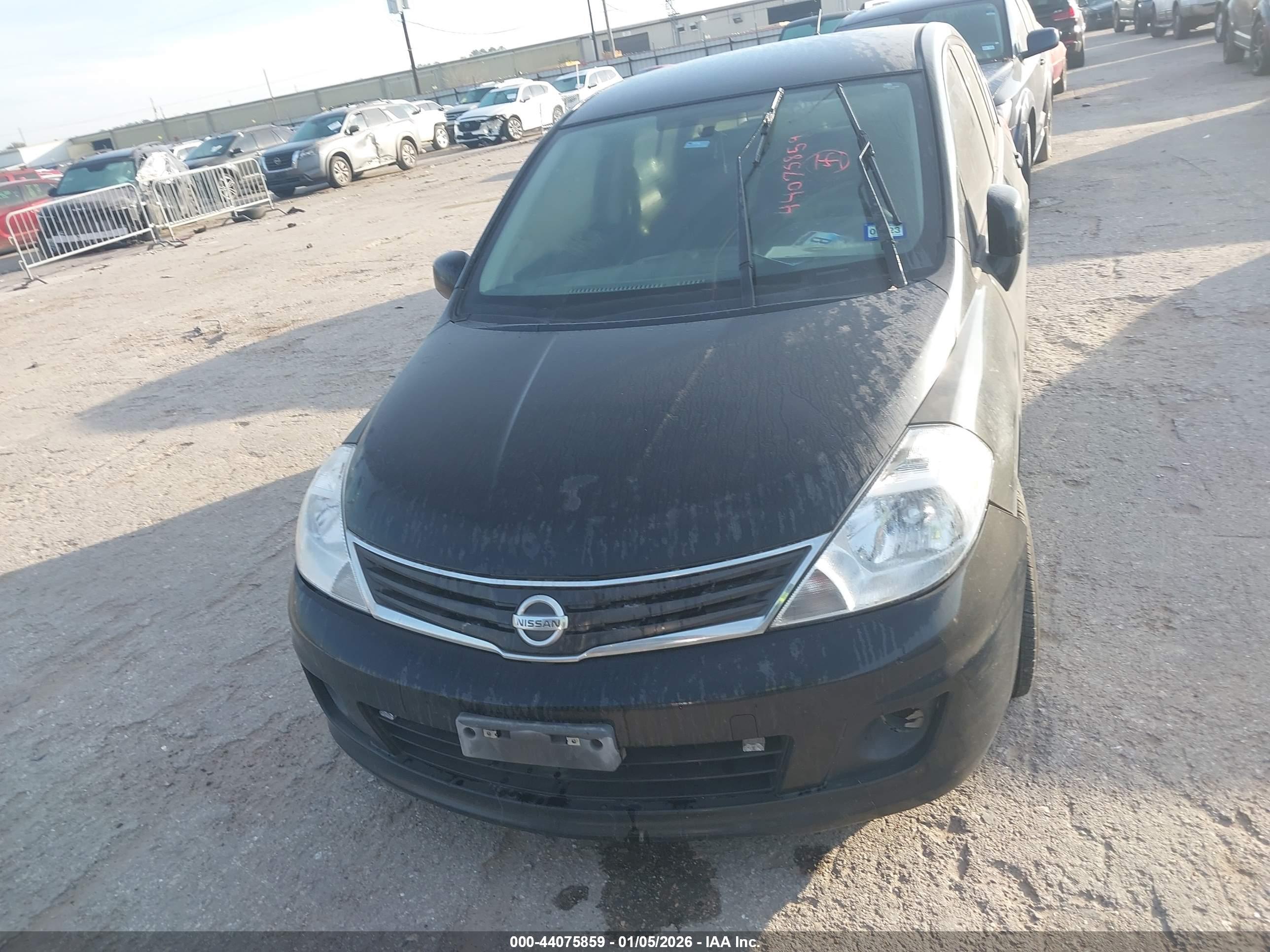 NISSAN VERSA image 6