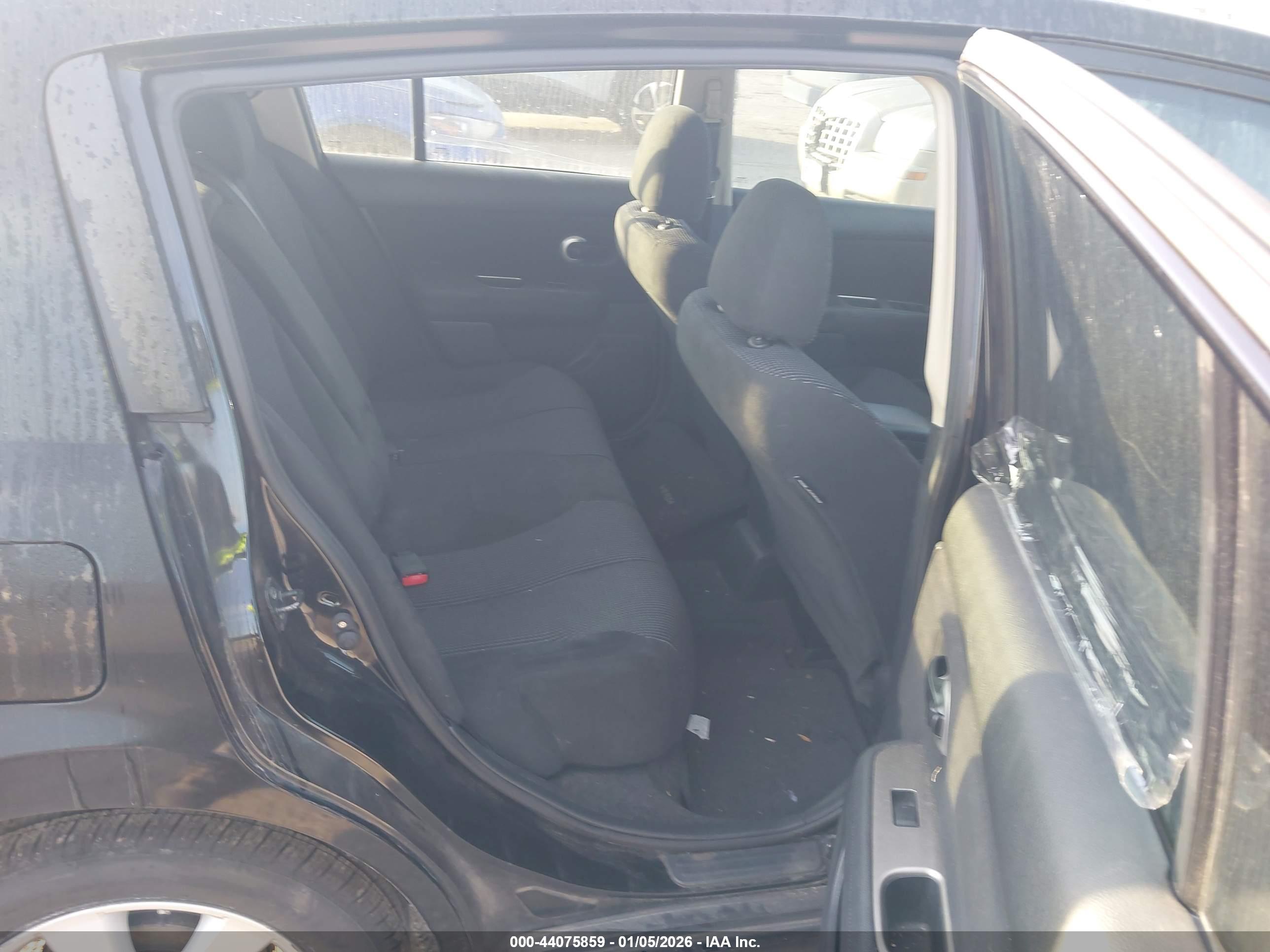 NISSAN VERSA image 8
