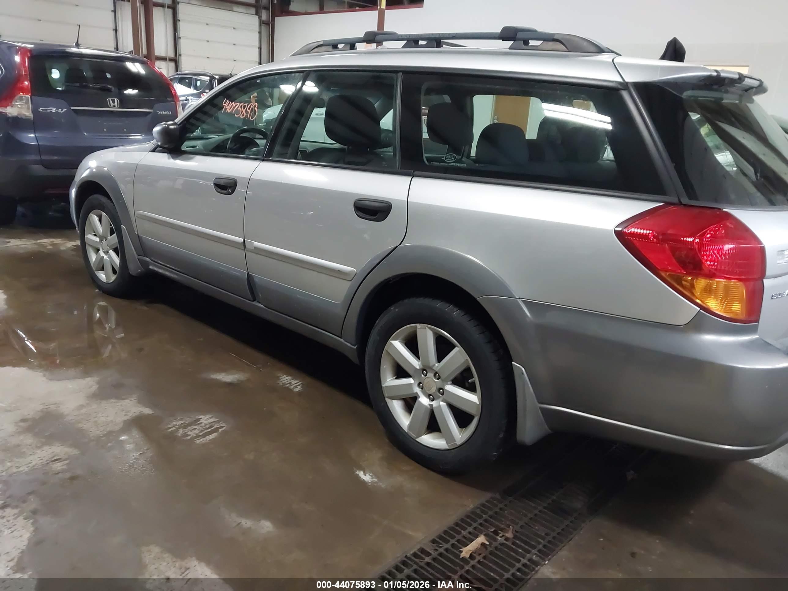 SUBARU OUTBACK image 3